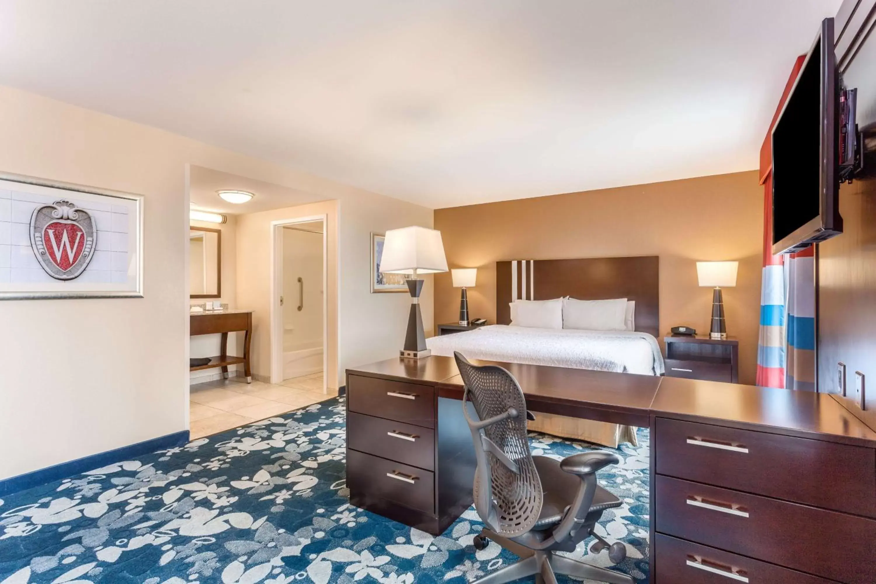 Bedroom in Hampton Inn & Suites Madison Downtown