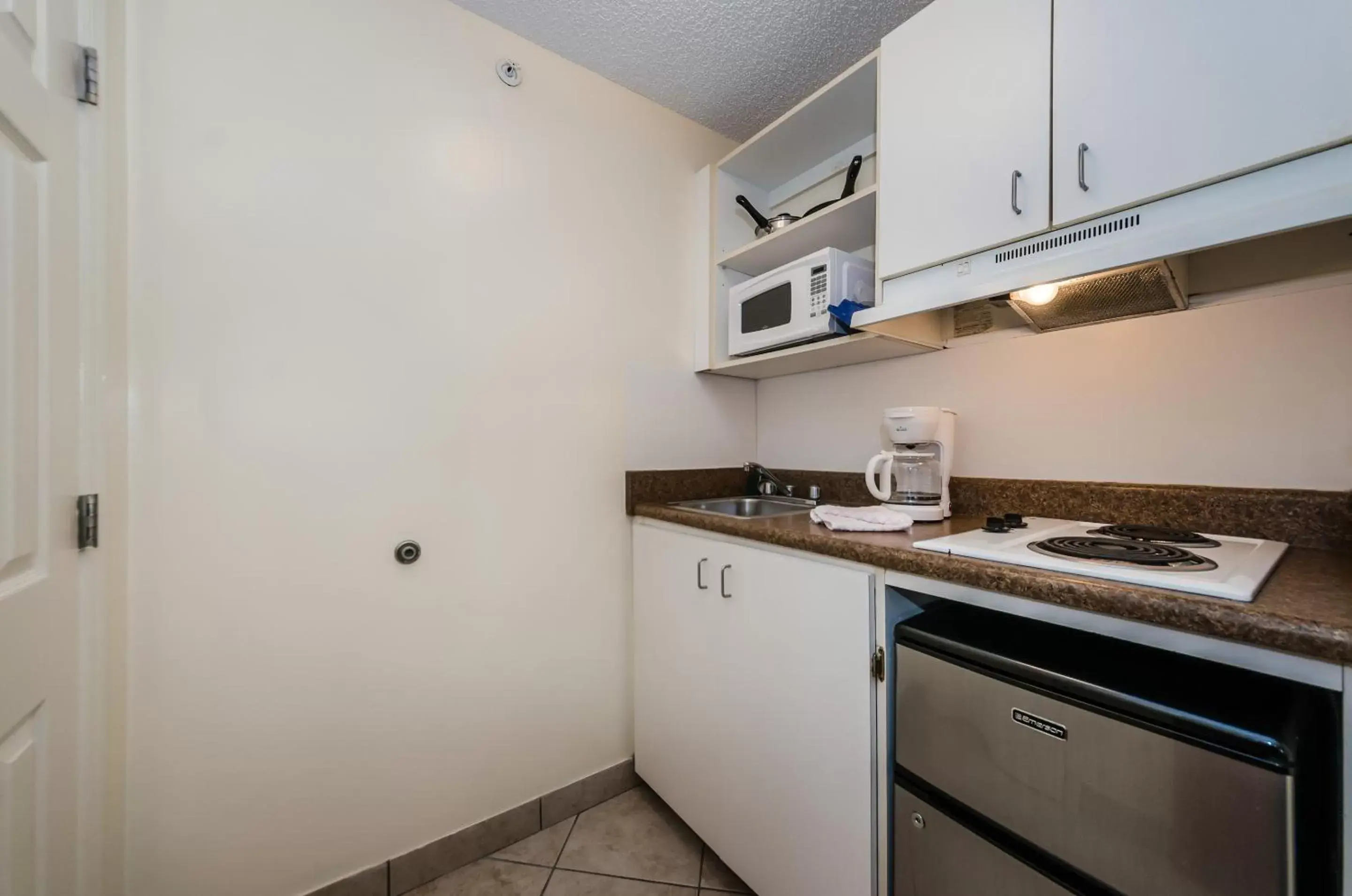 Kitchen or kitchenette, Kitchen/Kitchenette in Tampa Bay Extended Stay Hotel