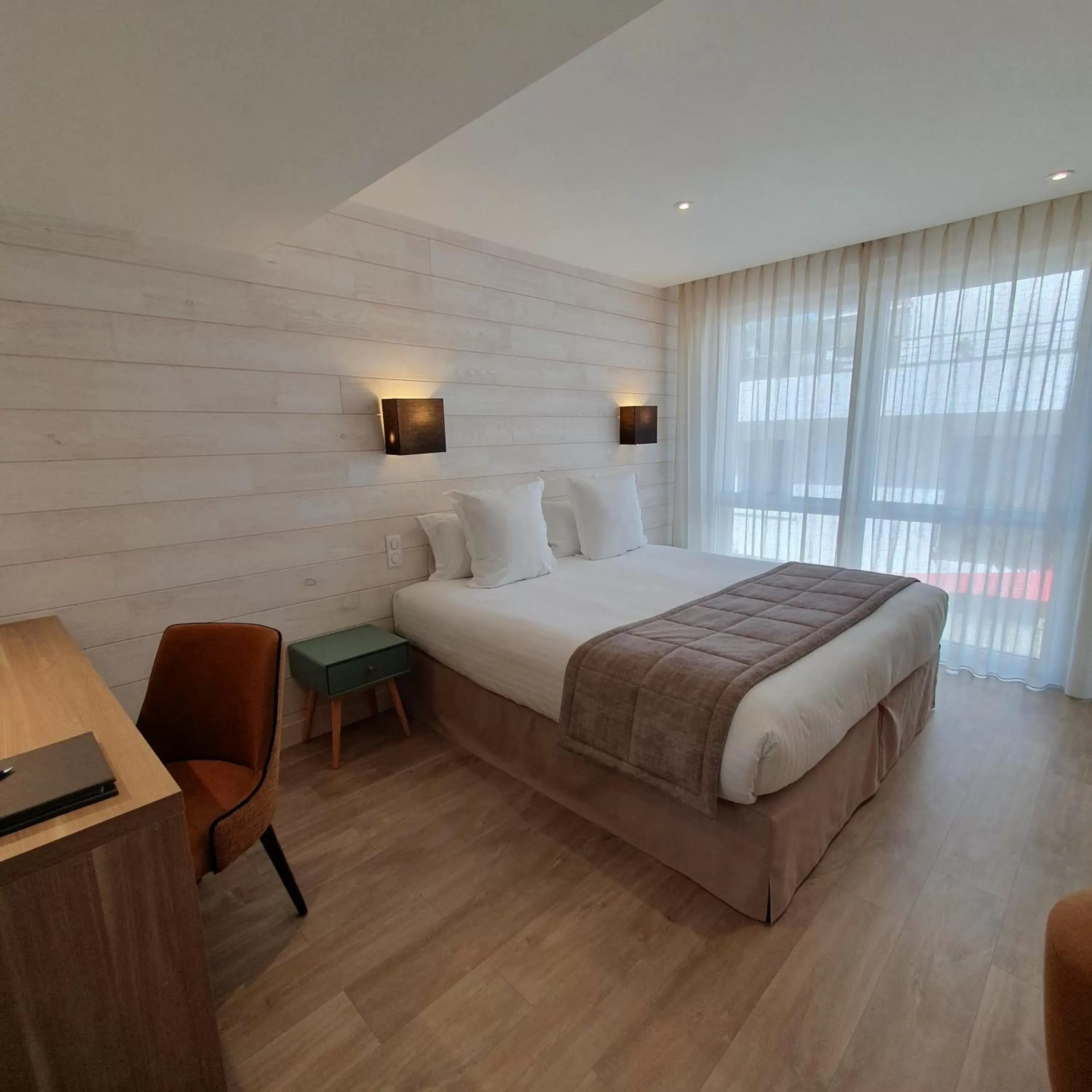 Property building, Bed in Logis Hotel La Closerie