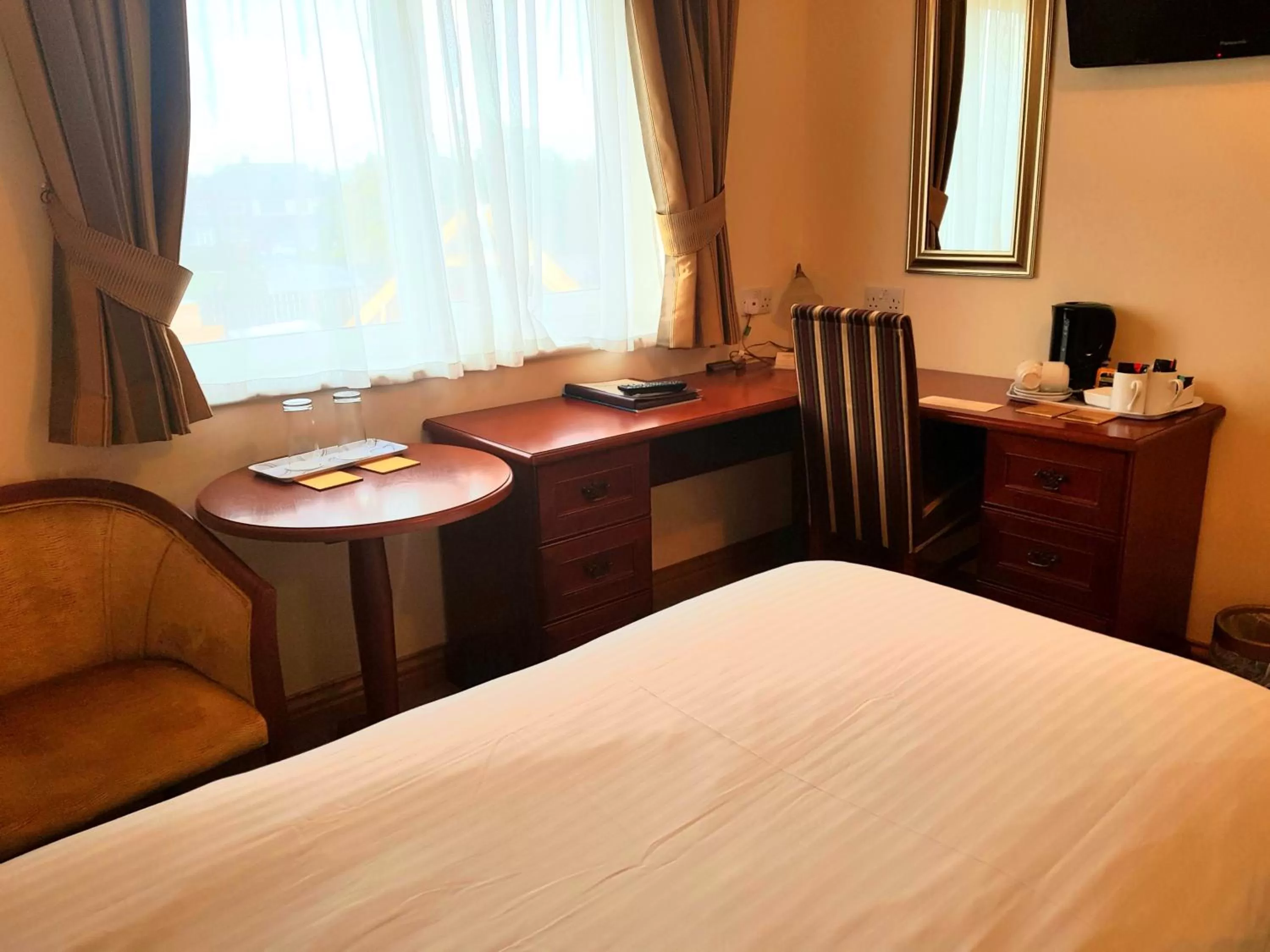 Coffee/tea facilities, Bed in The Chetwynde Hotel