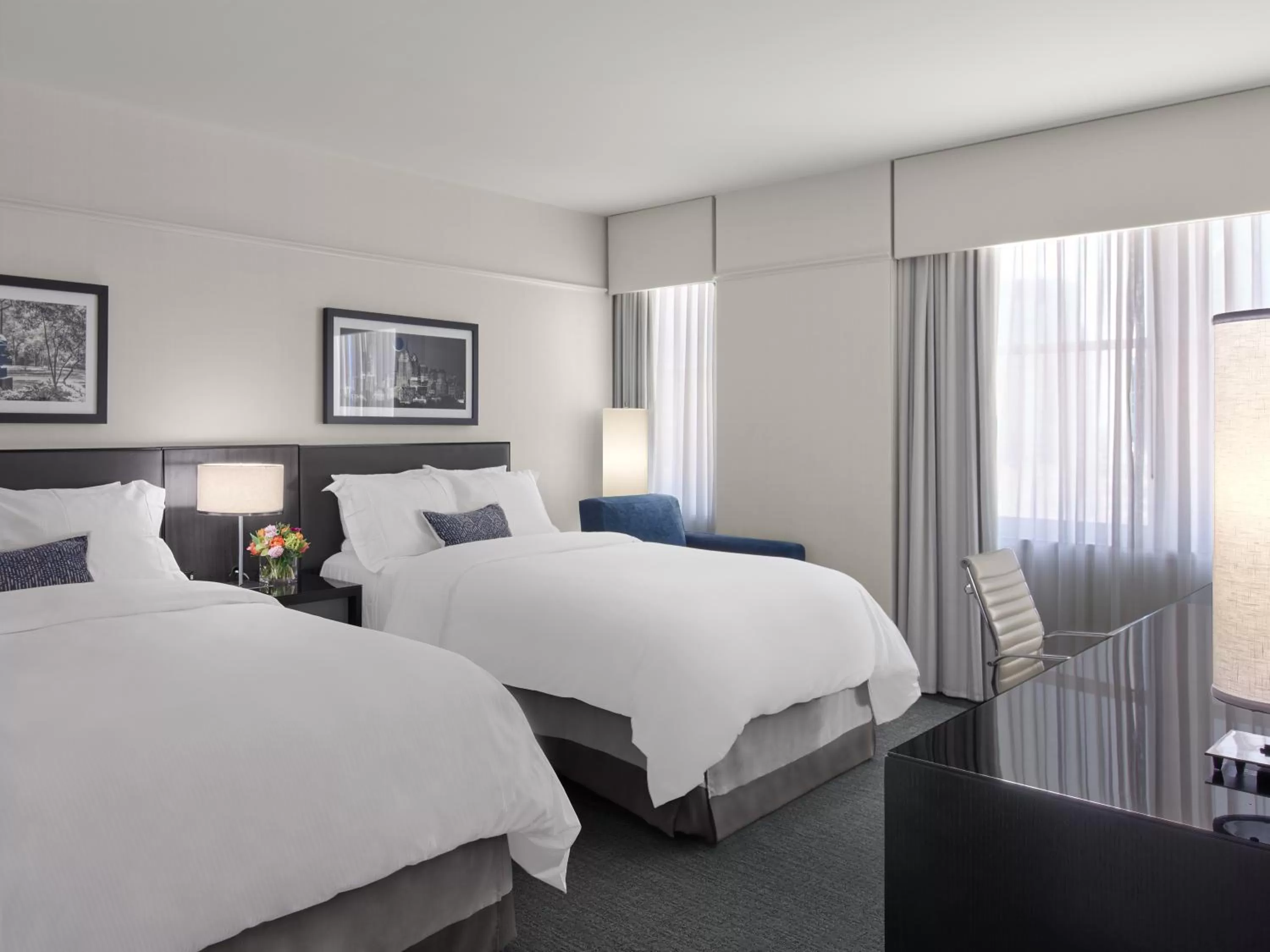 Property building, Bed in Loews Philadelphia Hotel