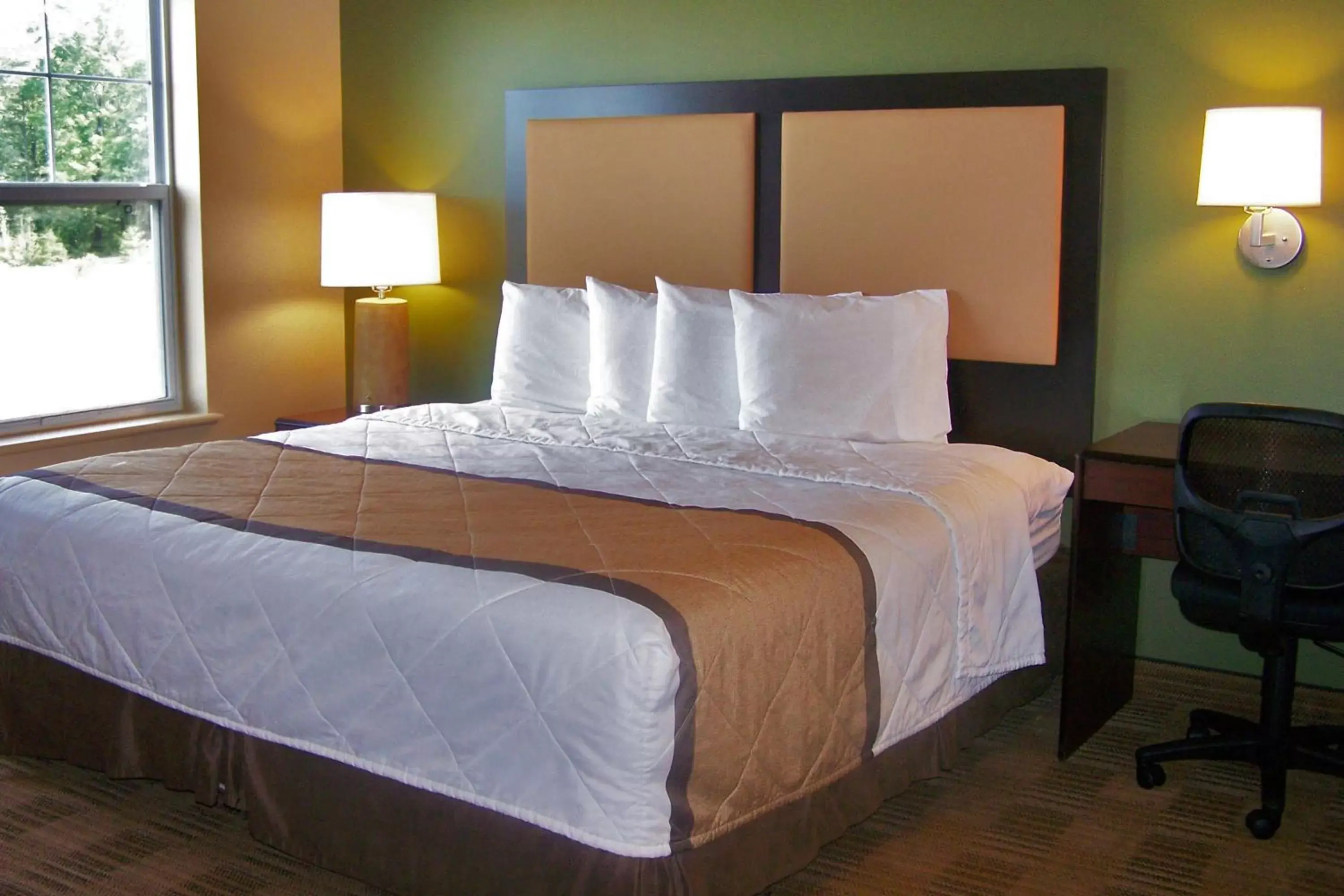 Bed in Extended Stay America Suites - Indianapolis - Airport - W Southern Ave