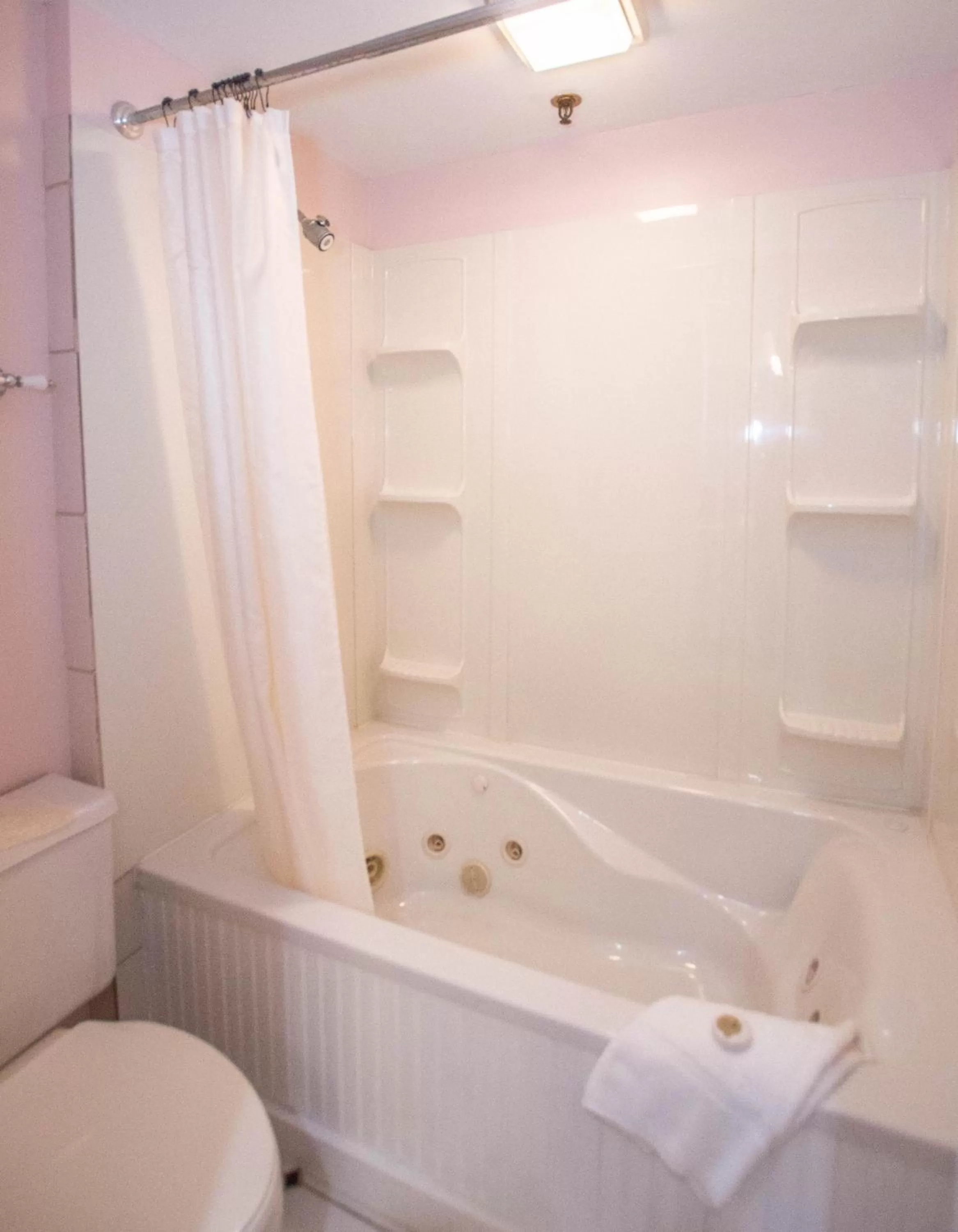 Shower in Terrace Inn and 1911 Restaurant