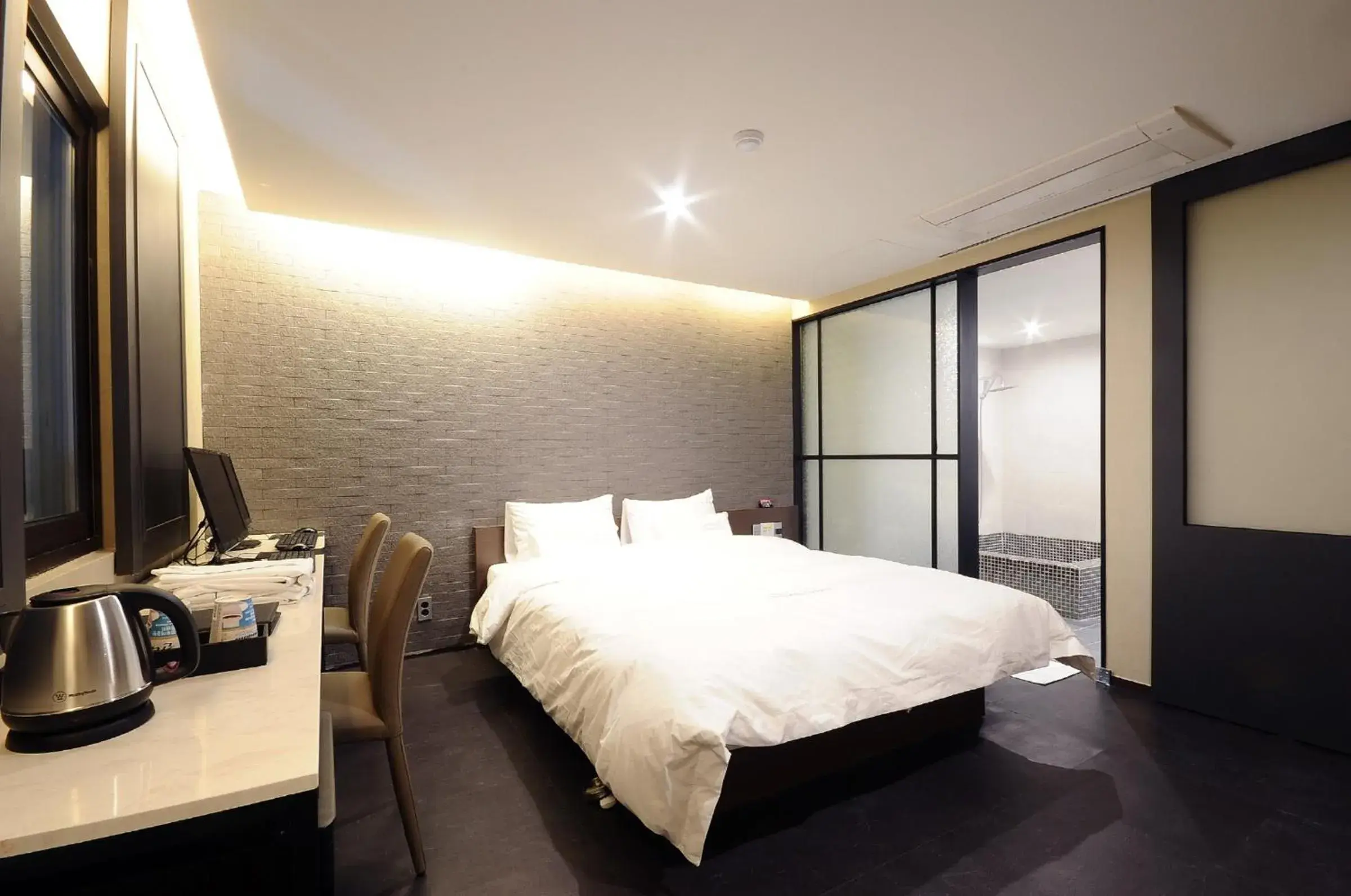 Bedroom, Bed in Queens Hotel Seomyeon Busan