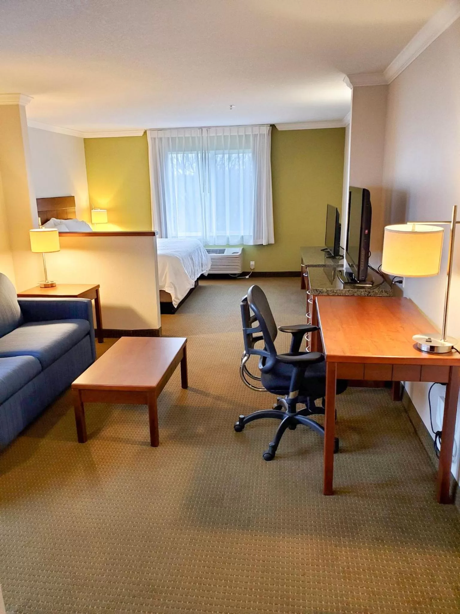 Living room, Bed in Holiday Inn Express Hotel & Suites Portland-Northwest Downtown by IHG