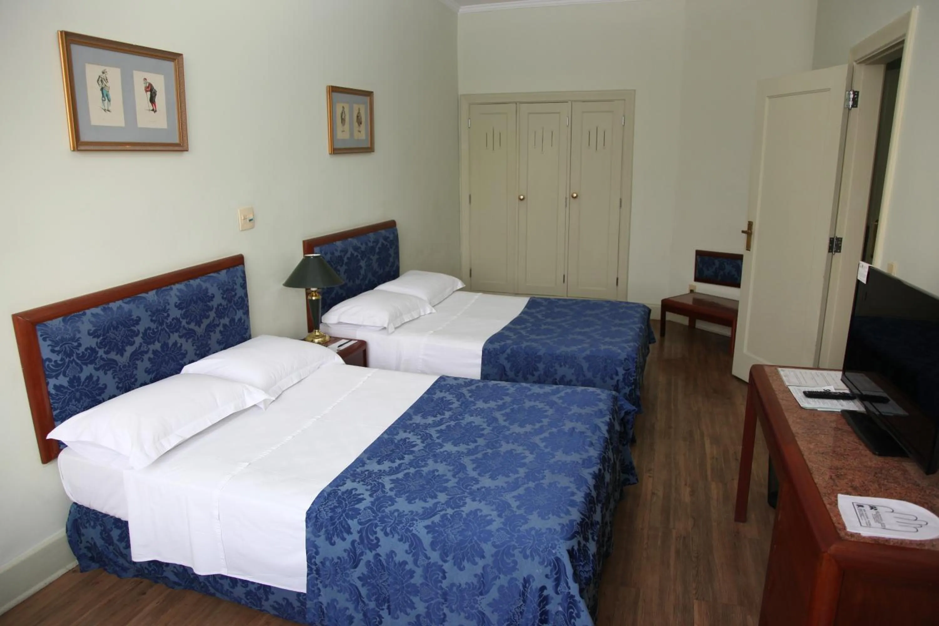 Photo of the whole room, Bed in San Raphael Hotel