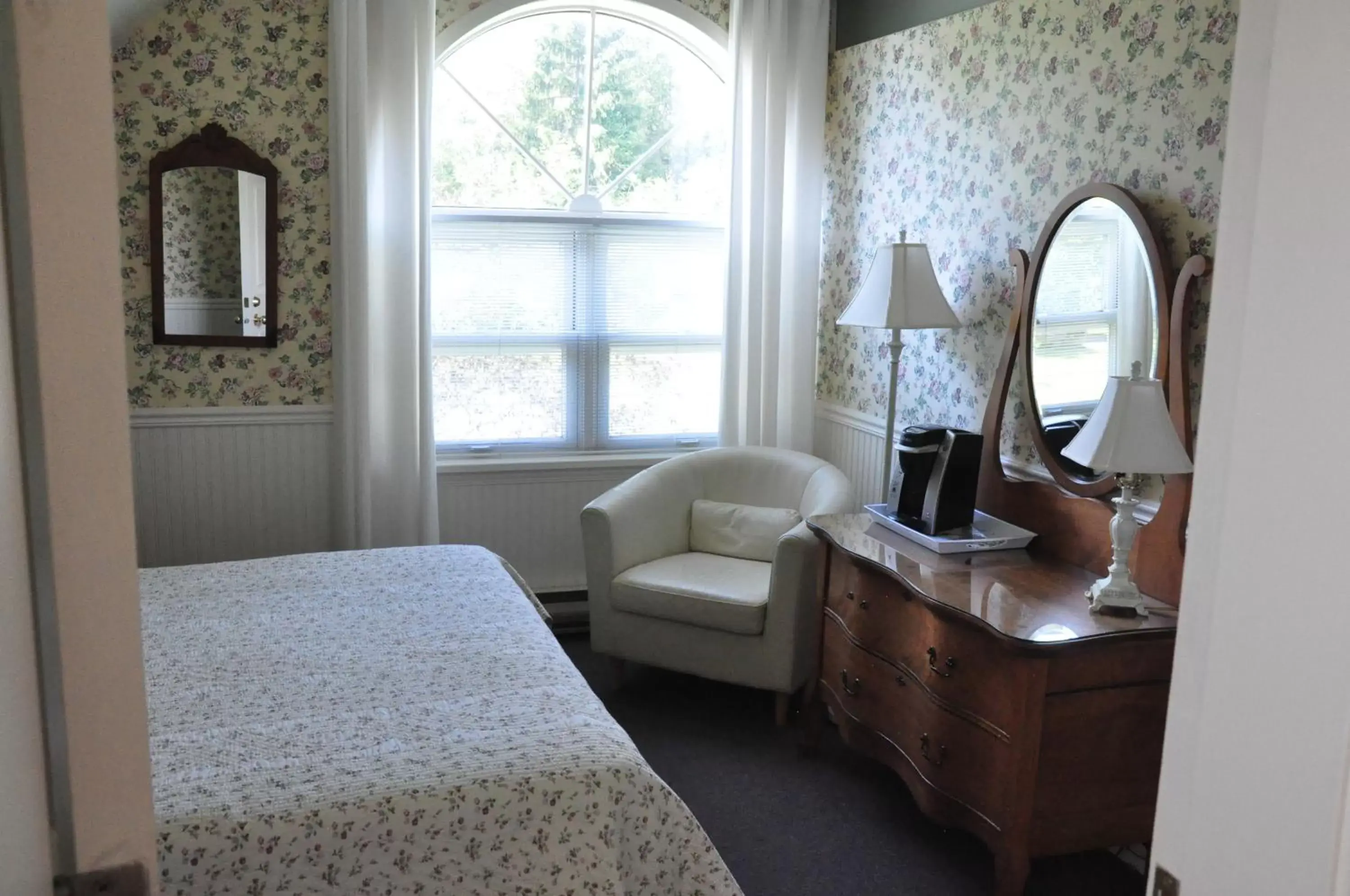 Bedroom, Seating Area in Auberge Le Tricorne