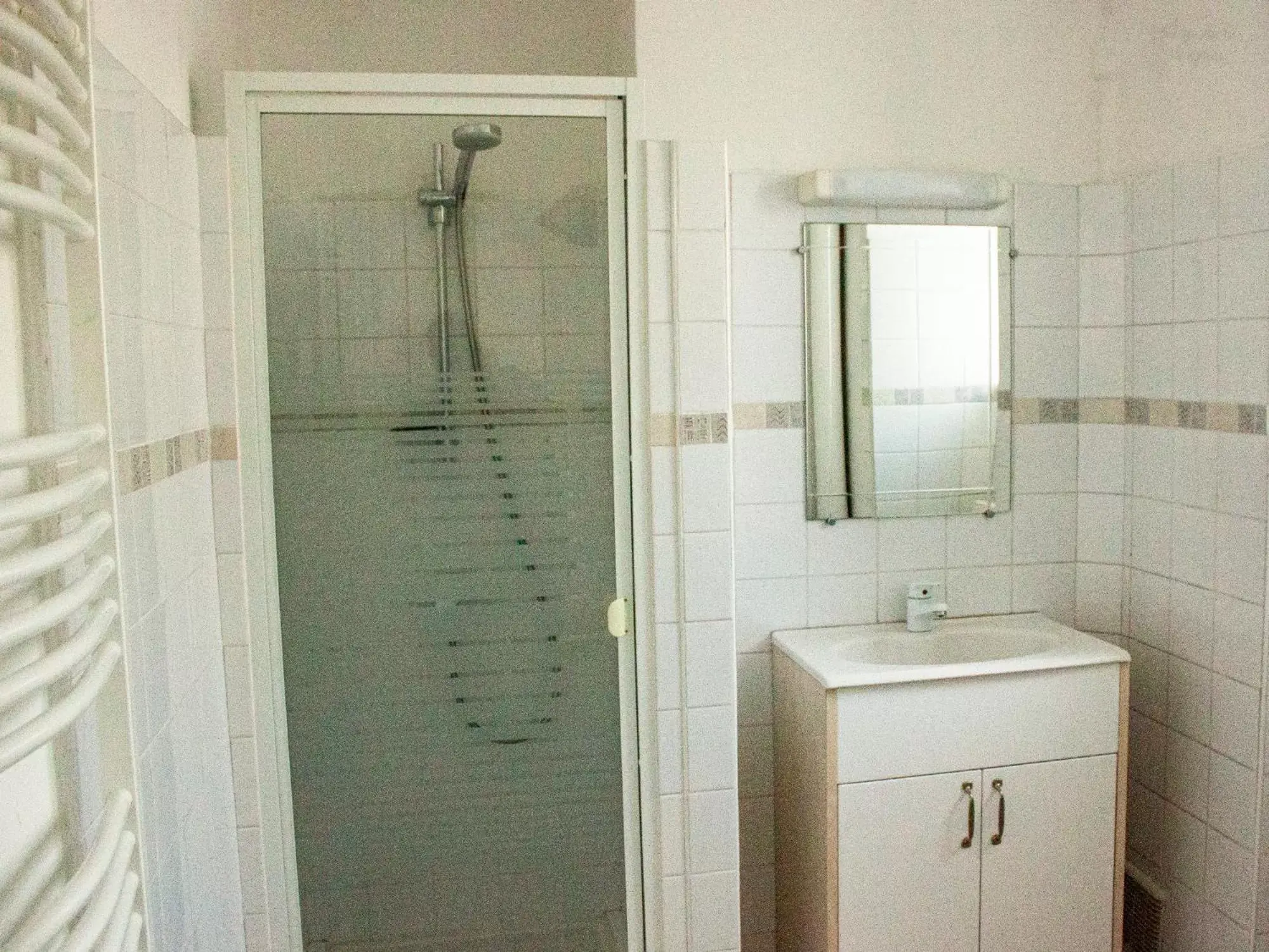 Shower, Bathroom in Vue sur la Vezere