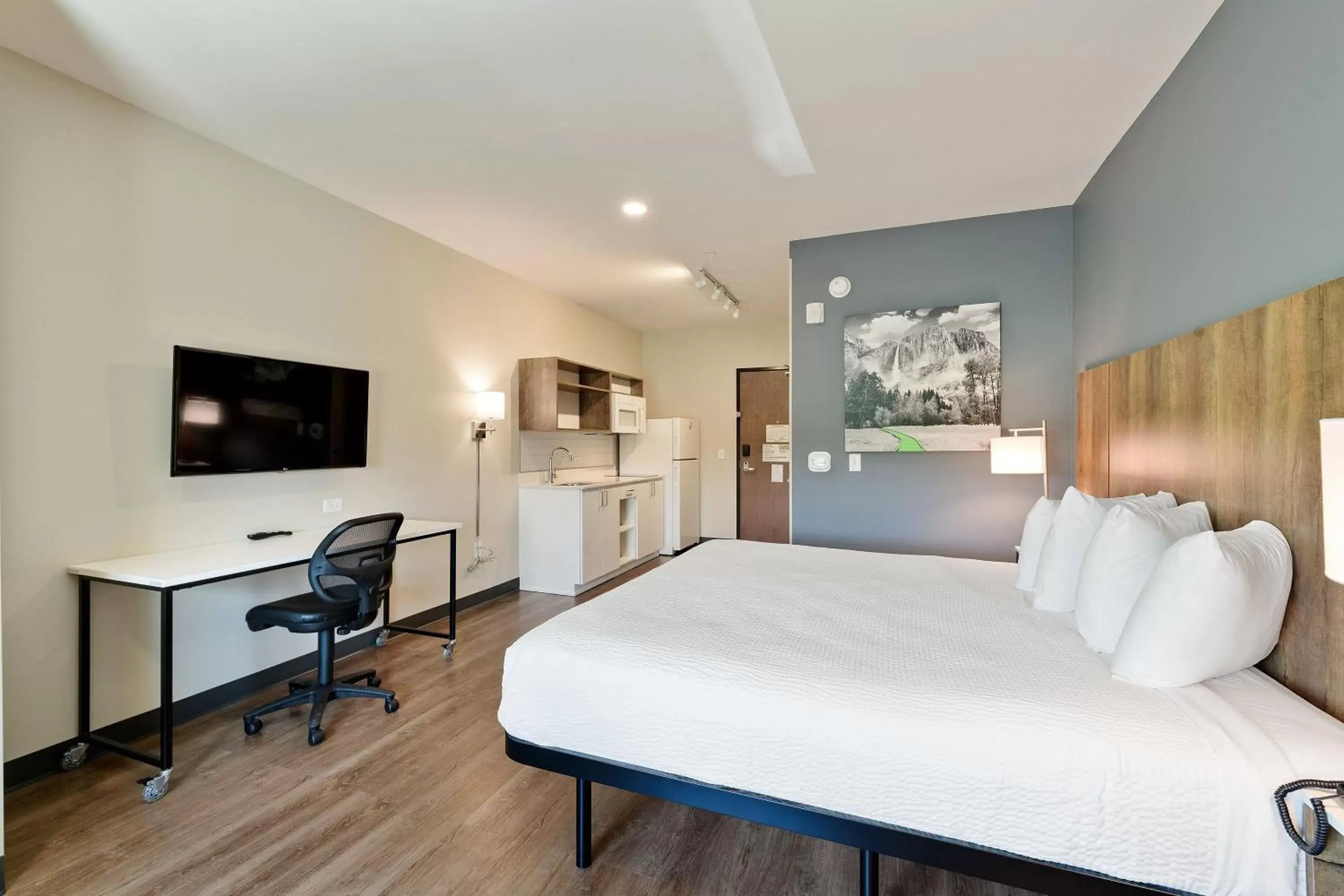 Photo of the whole room, Bed in Extended Stay America Premier Suites - Savannah - Pooler