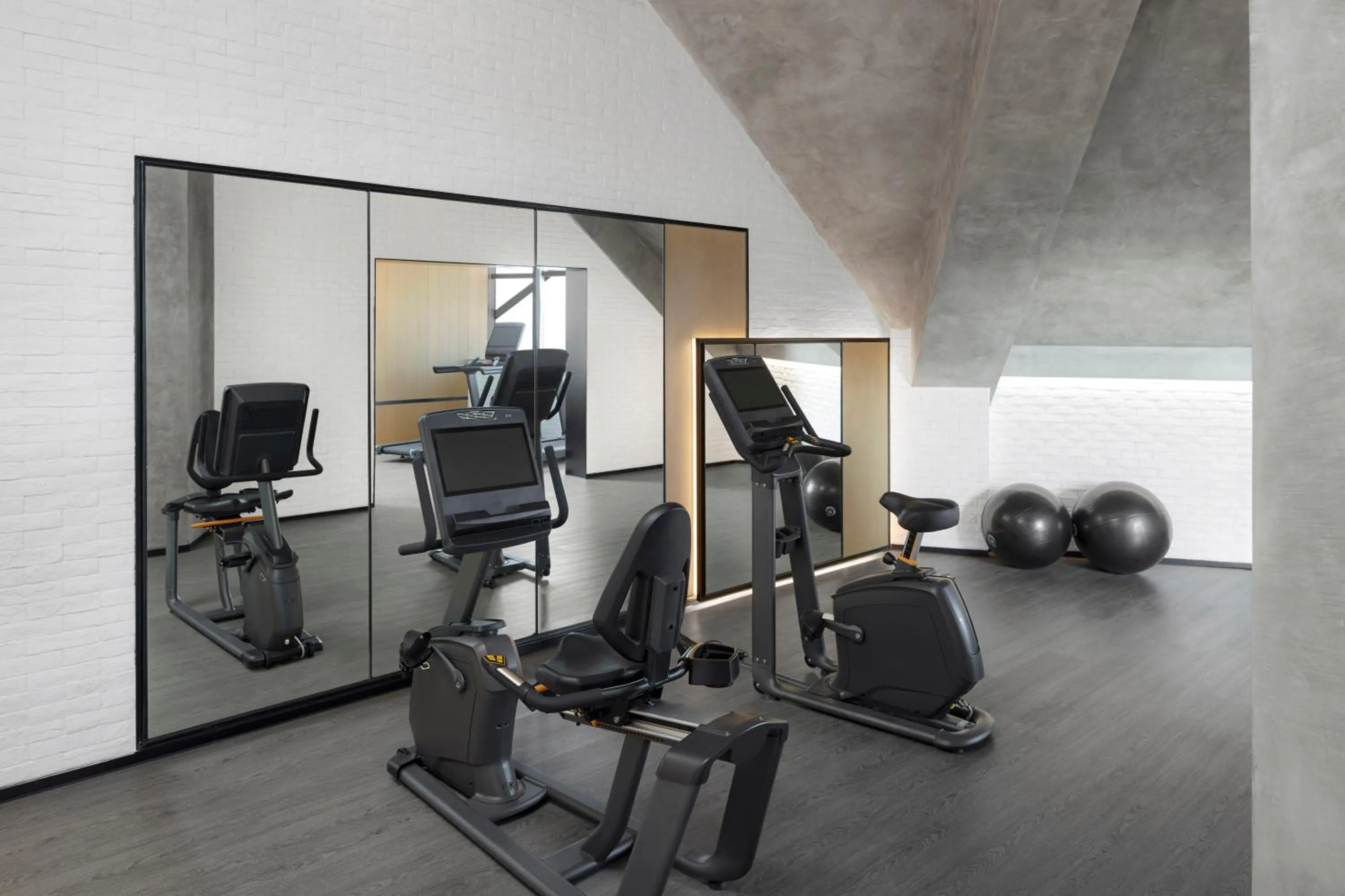 Fitness centre/facilities in Four Points by Sheraton Shenzhen Bao'an