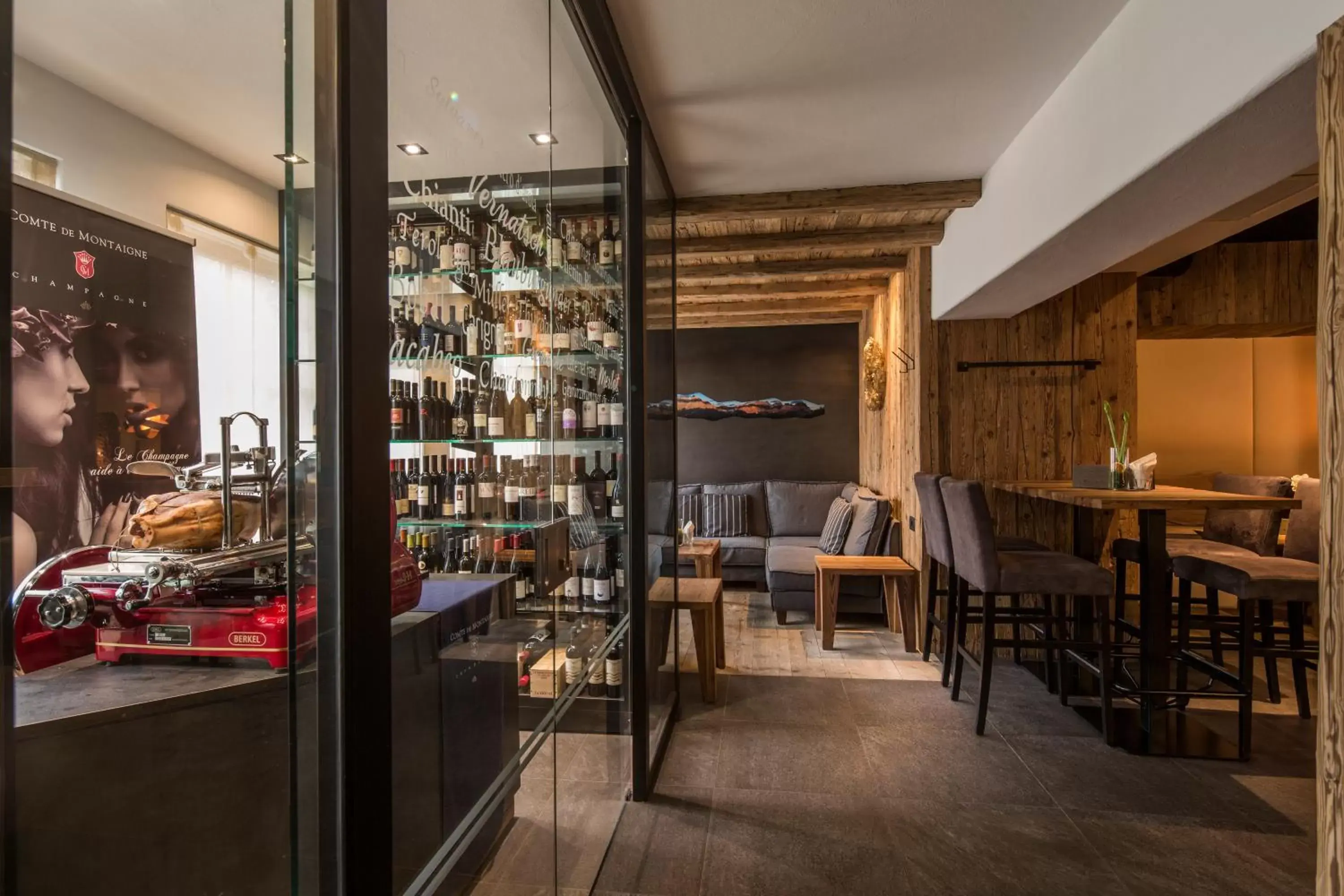 Lounge or bar, Restaurant/Places to Eat in Hotel Marmolada