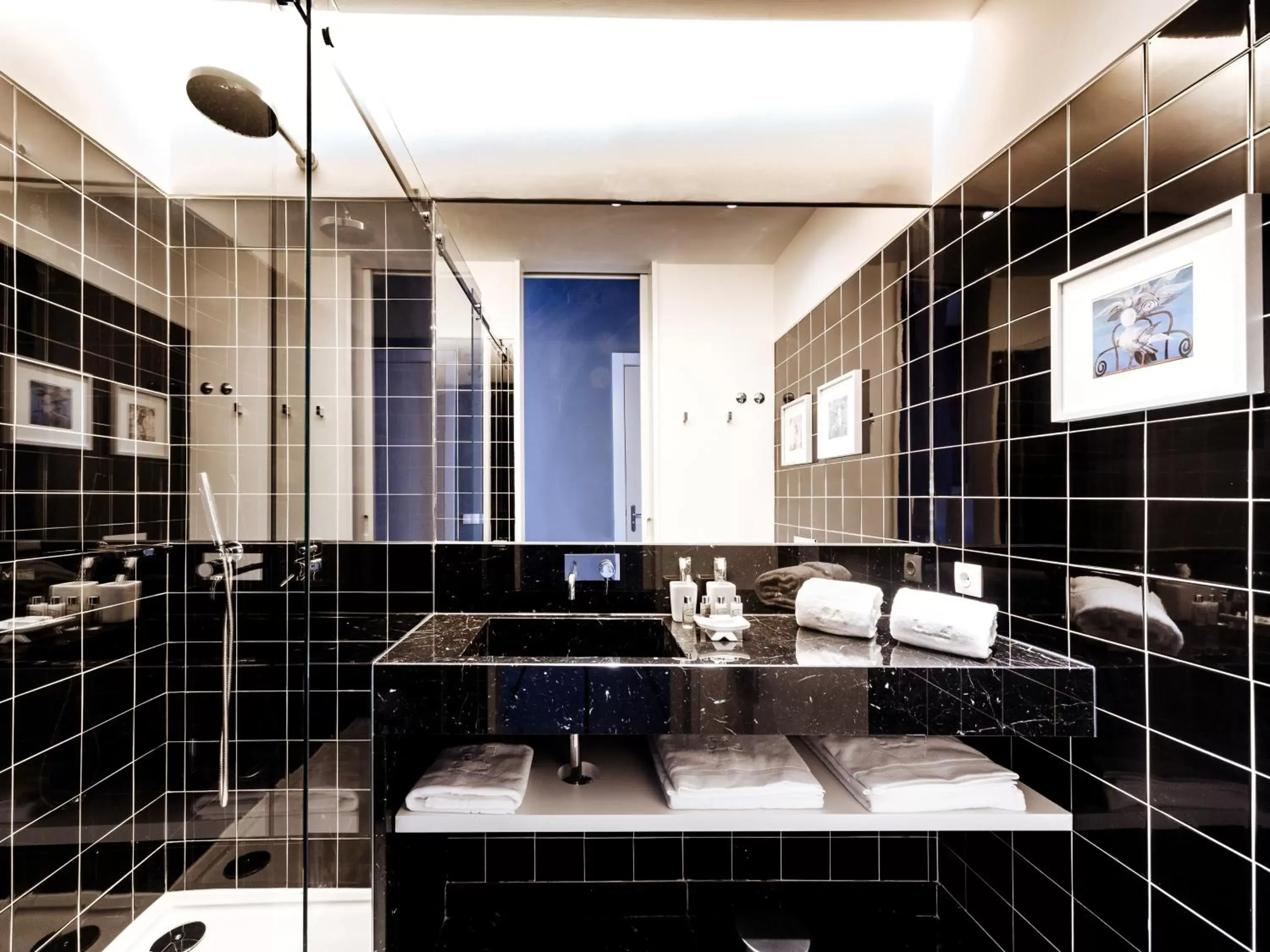 Bathroom in Dear Lisbon - Gallery House