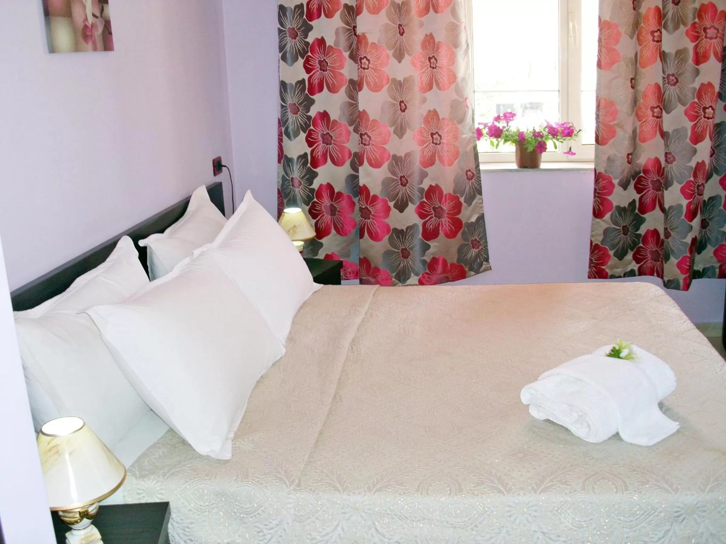 Bed in Jolly City Center Hotel