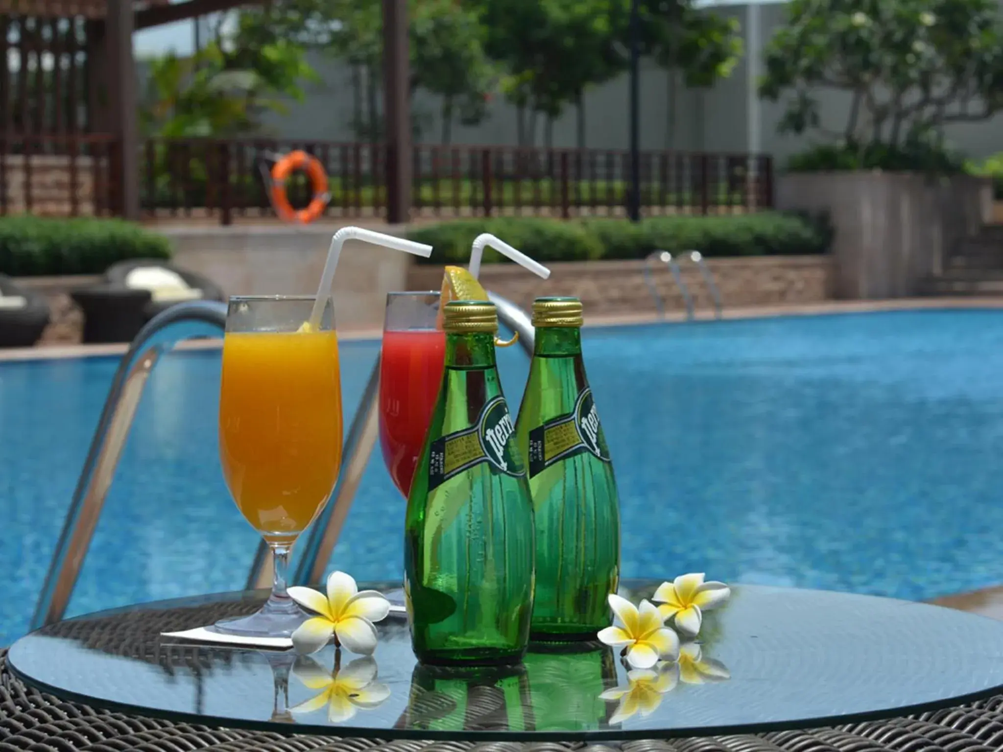 Drinks, Swimming Pool in Pullman Dongguan Changan