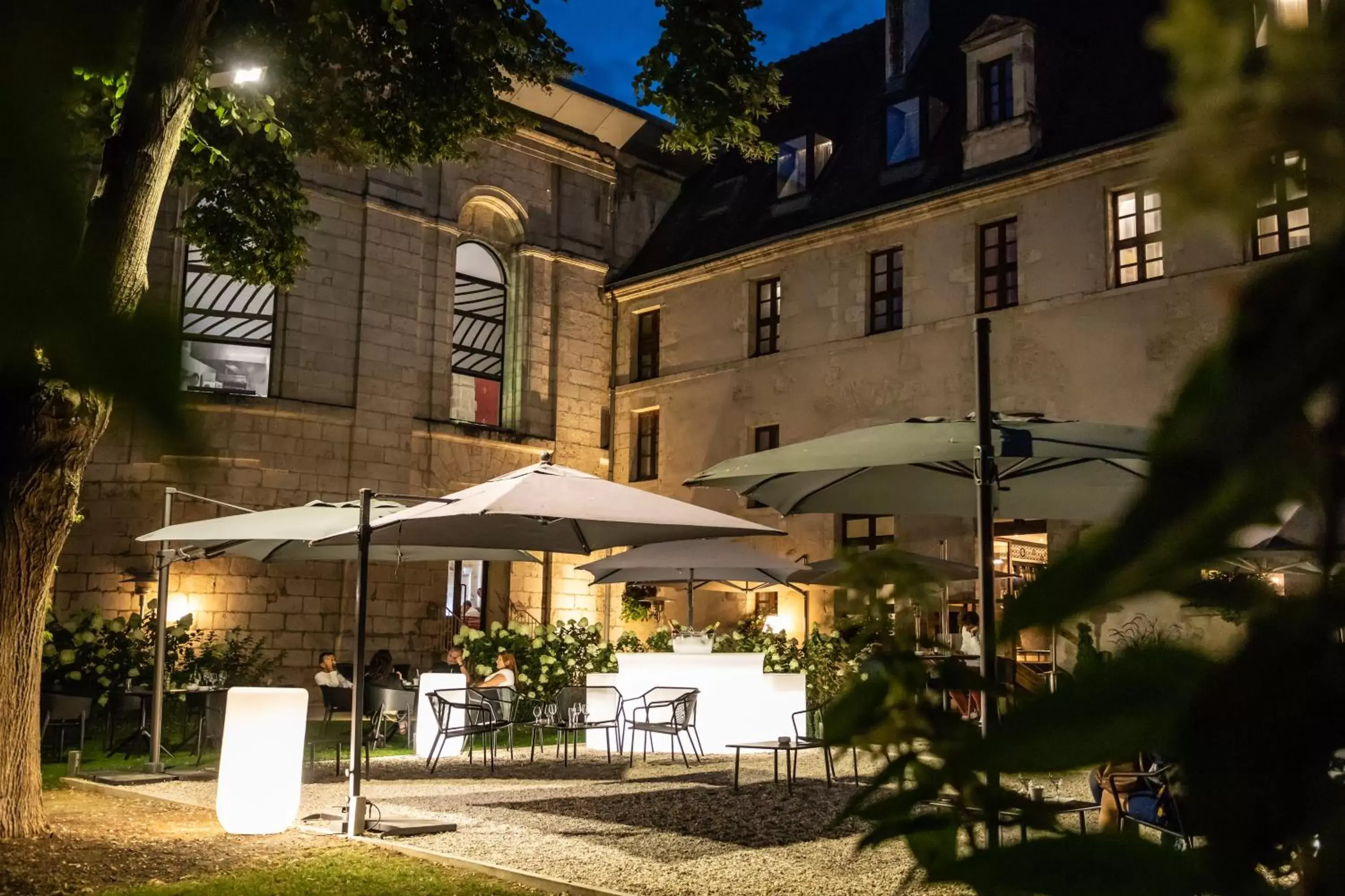 Patio in Hotel De Bourbon Grand Hotel Mercure Bourges