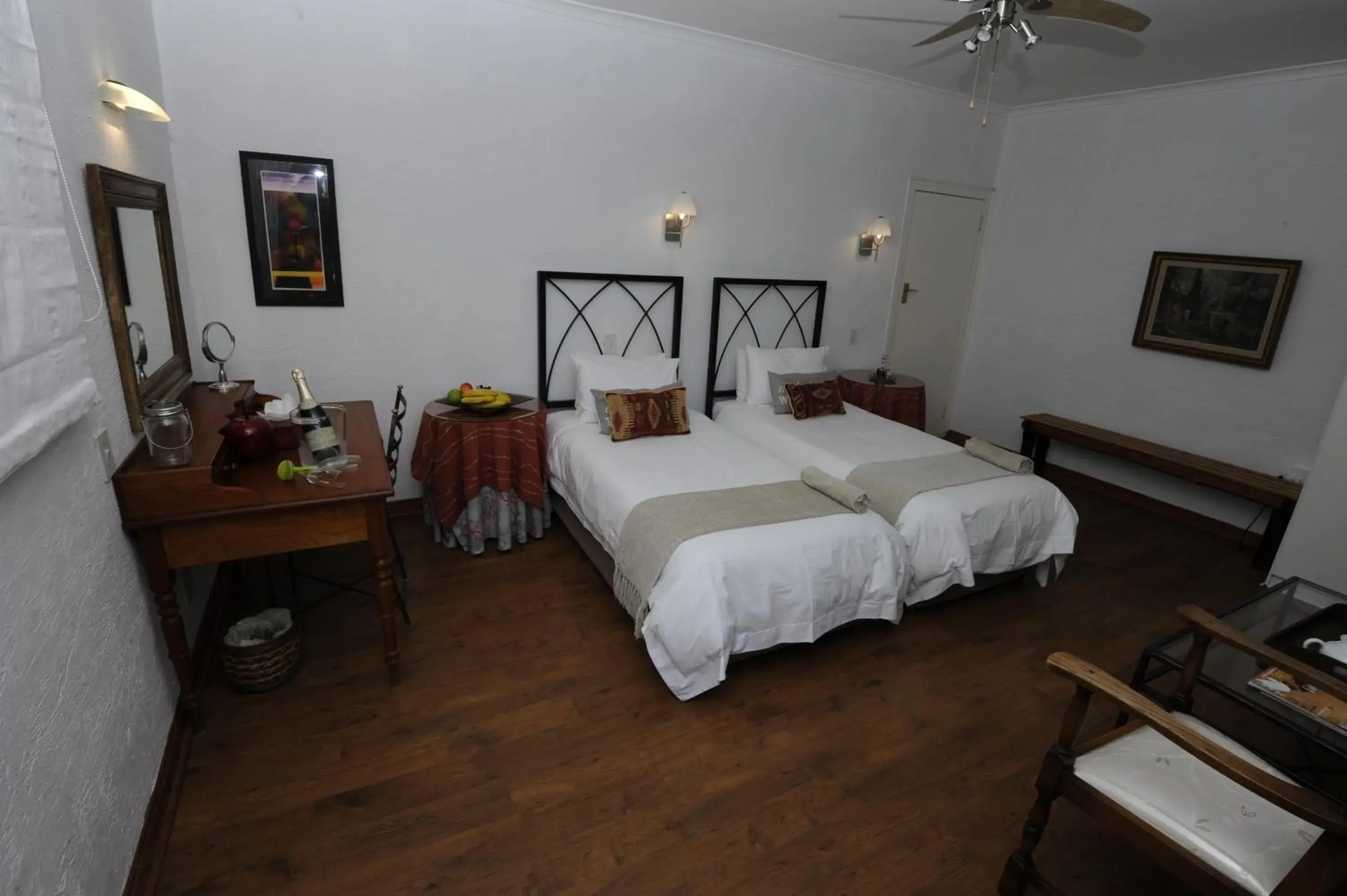 Photo of the whole room, Bed in House on Westcliff