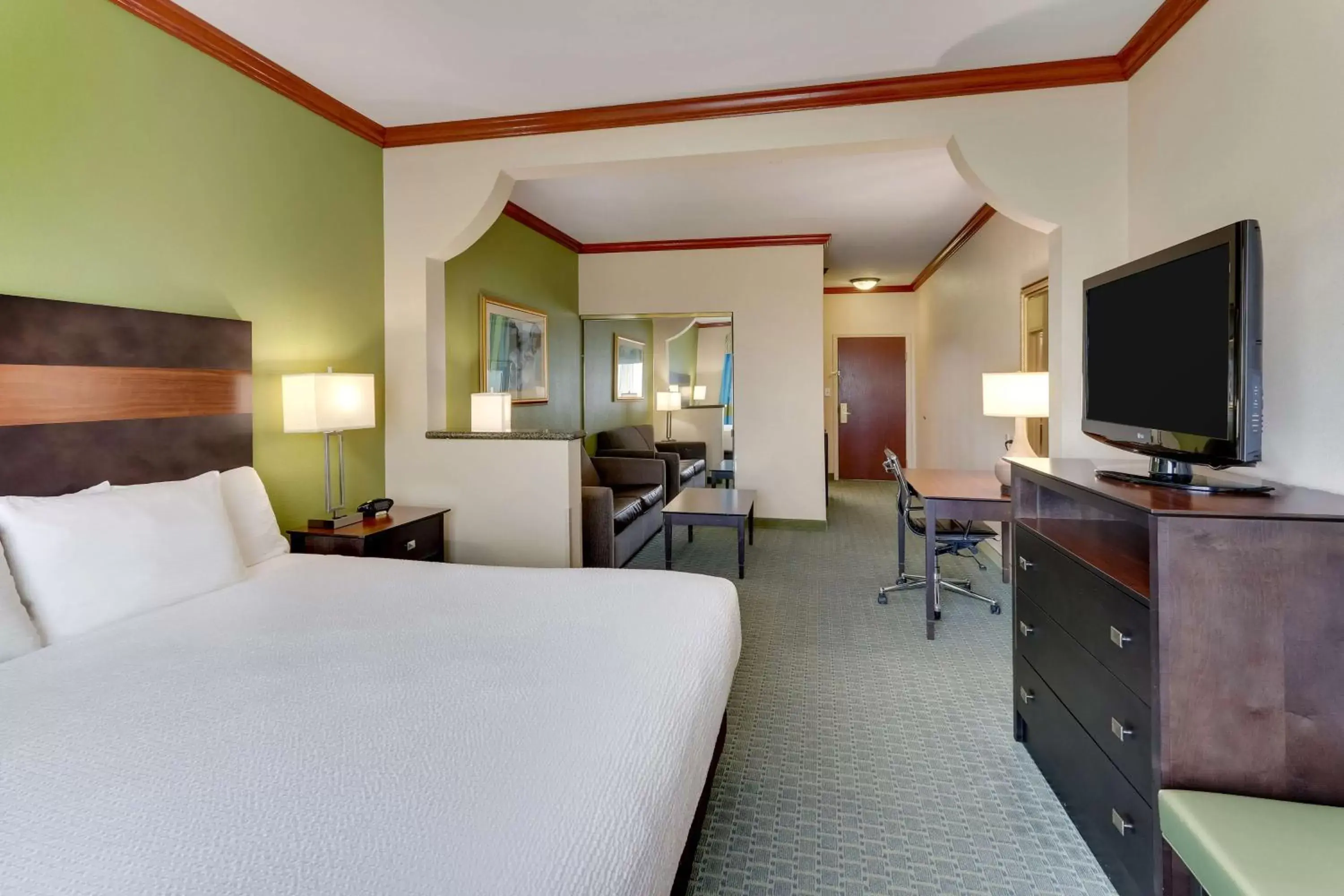 Bedroom, TV/Entertainment Center in Best Western Plus Woodway Waco South Inn & Suites