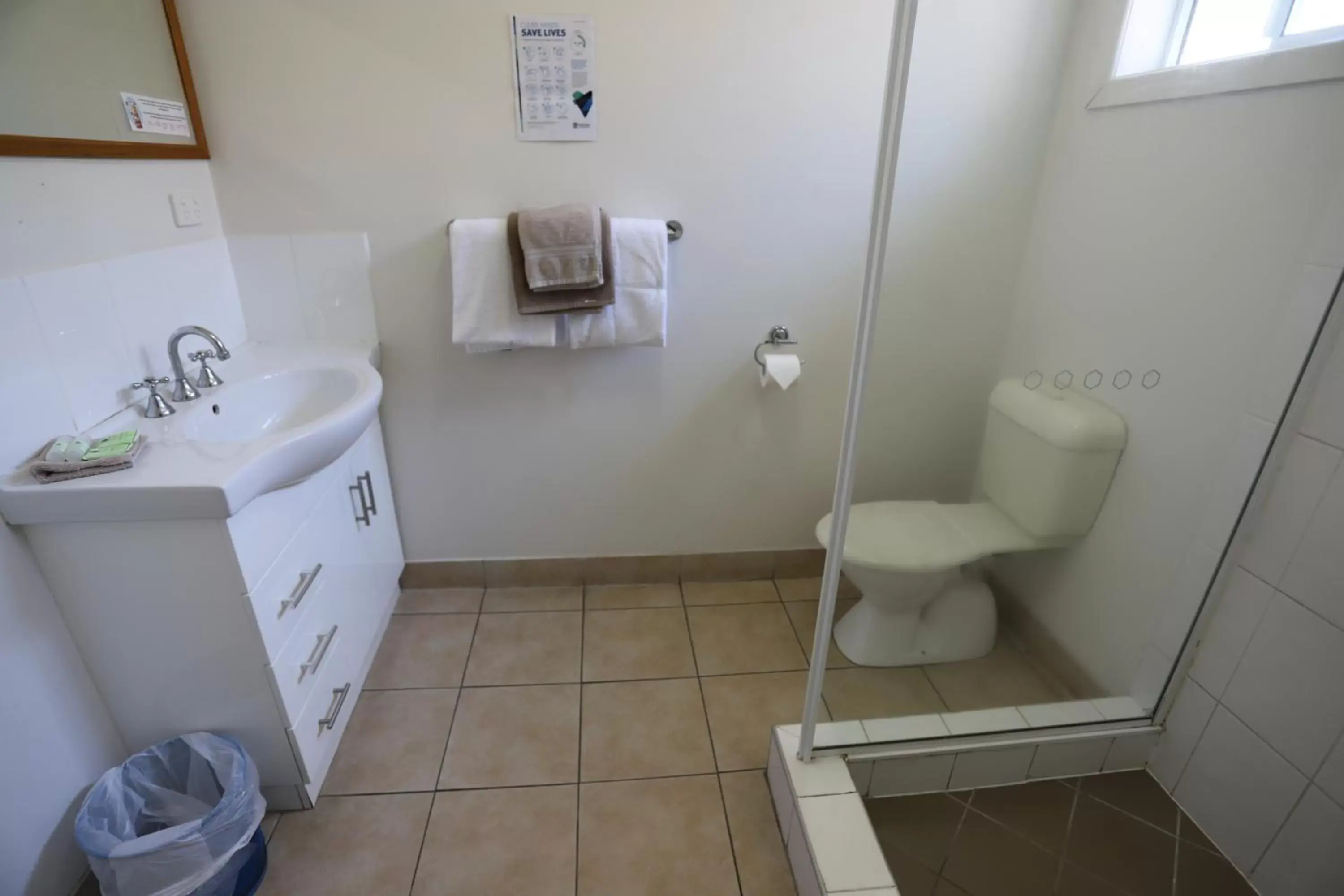 Shower, Bathroom in Tropic Coast Motel