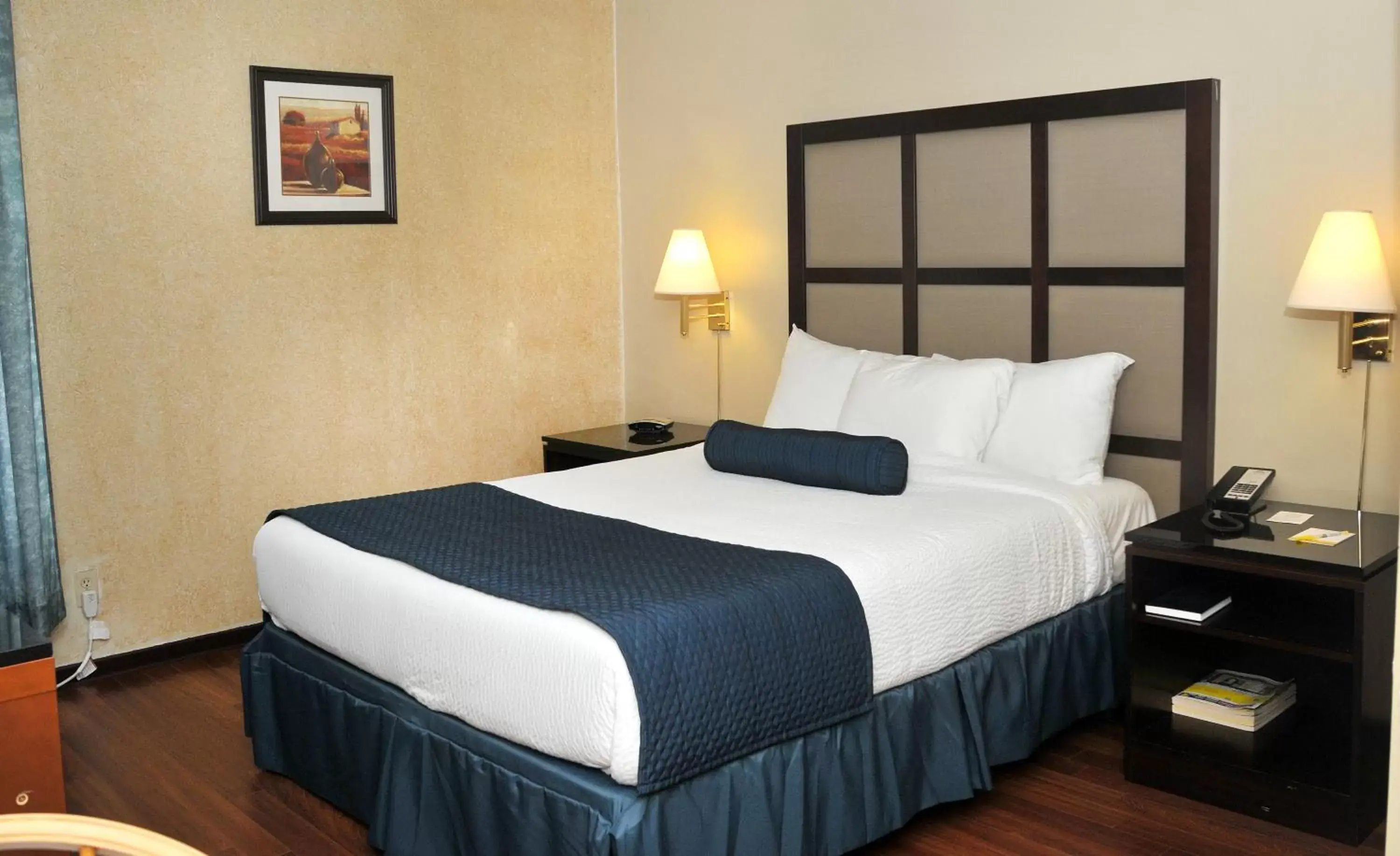 Photo of the whole room, Bed in Hotel Days Inn Blainville & Centre de Conférence