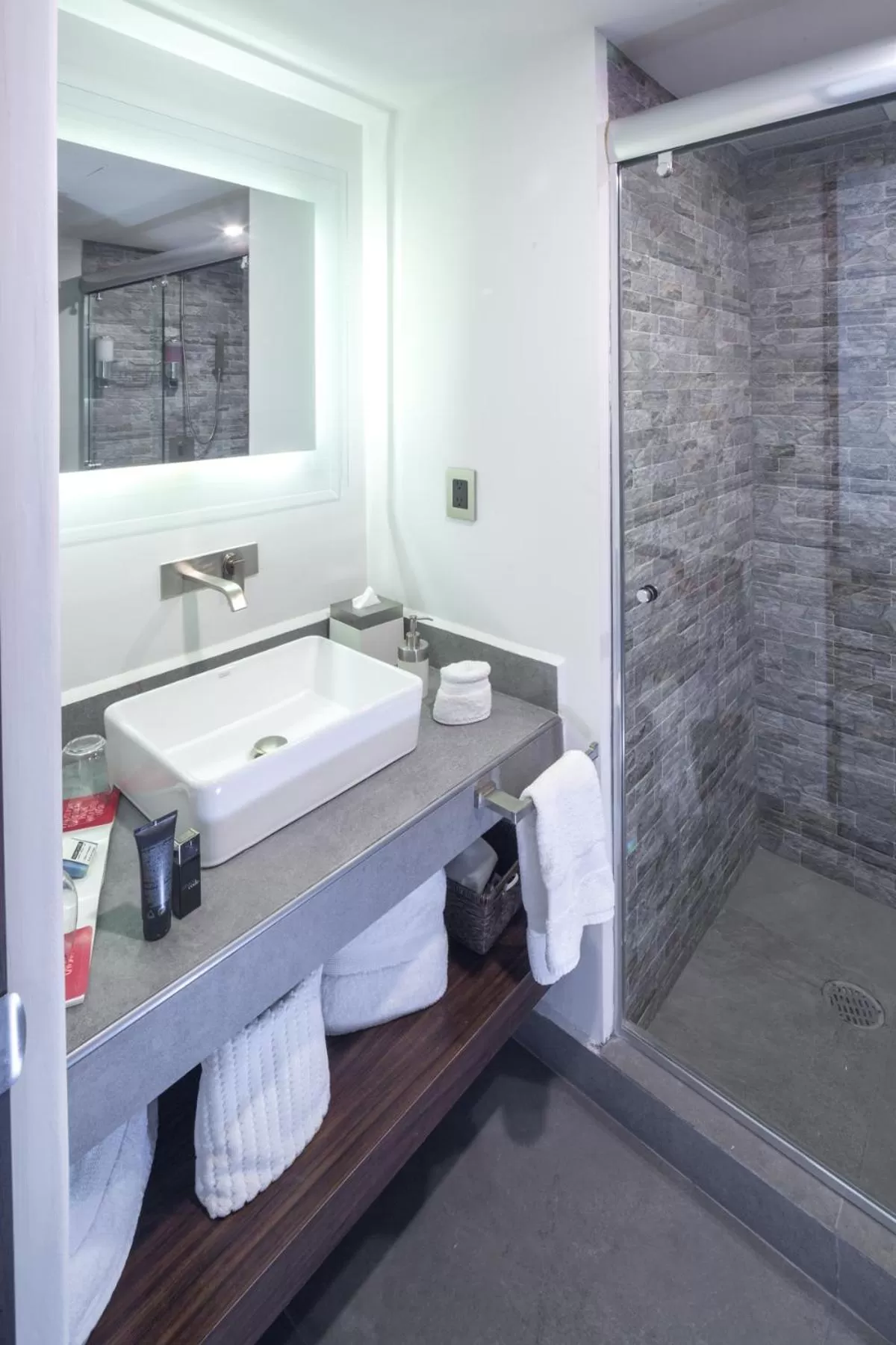 Bathroom in FlowSuites WTC