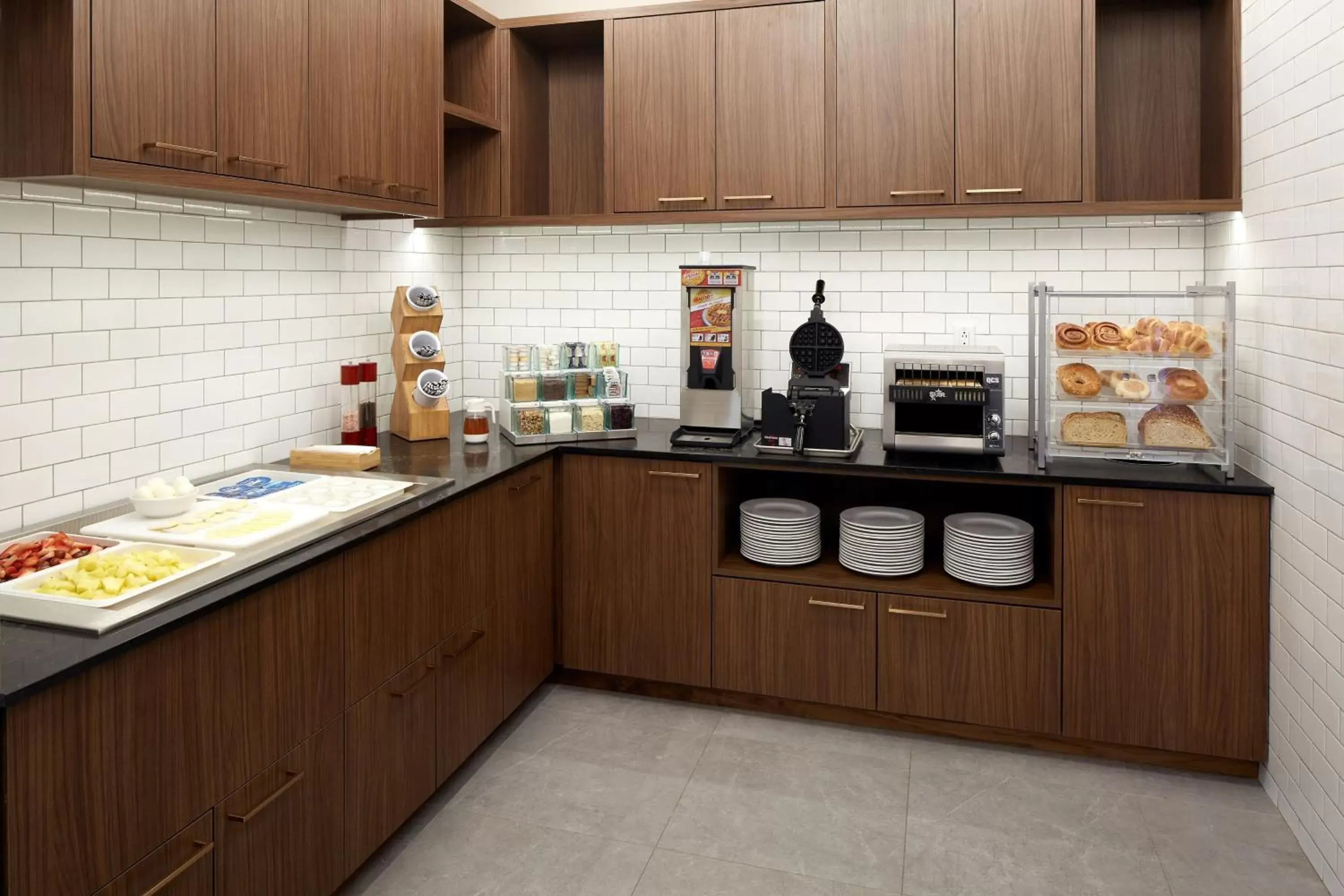 Breakfast, Kitchen/Kitchenette in Residence Inn by Marriott Montreal Midtown