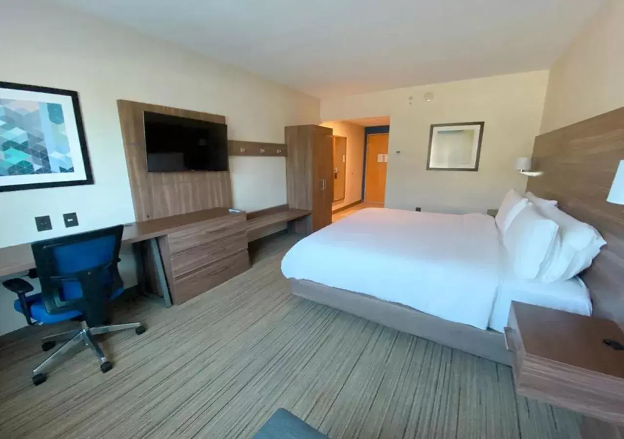 Bedroom, TV/Entertainment Center in Holiday Inn Express Hotel & Suites CD. Juarez - Las Misiones, an IHG Hotel