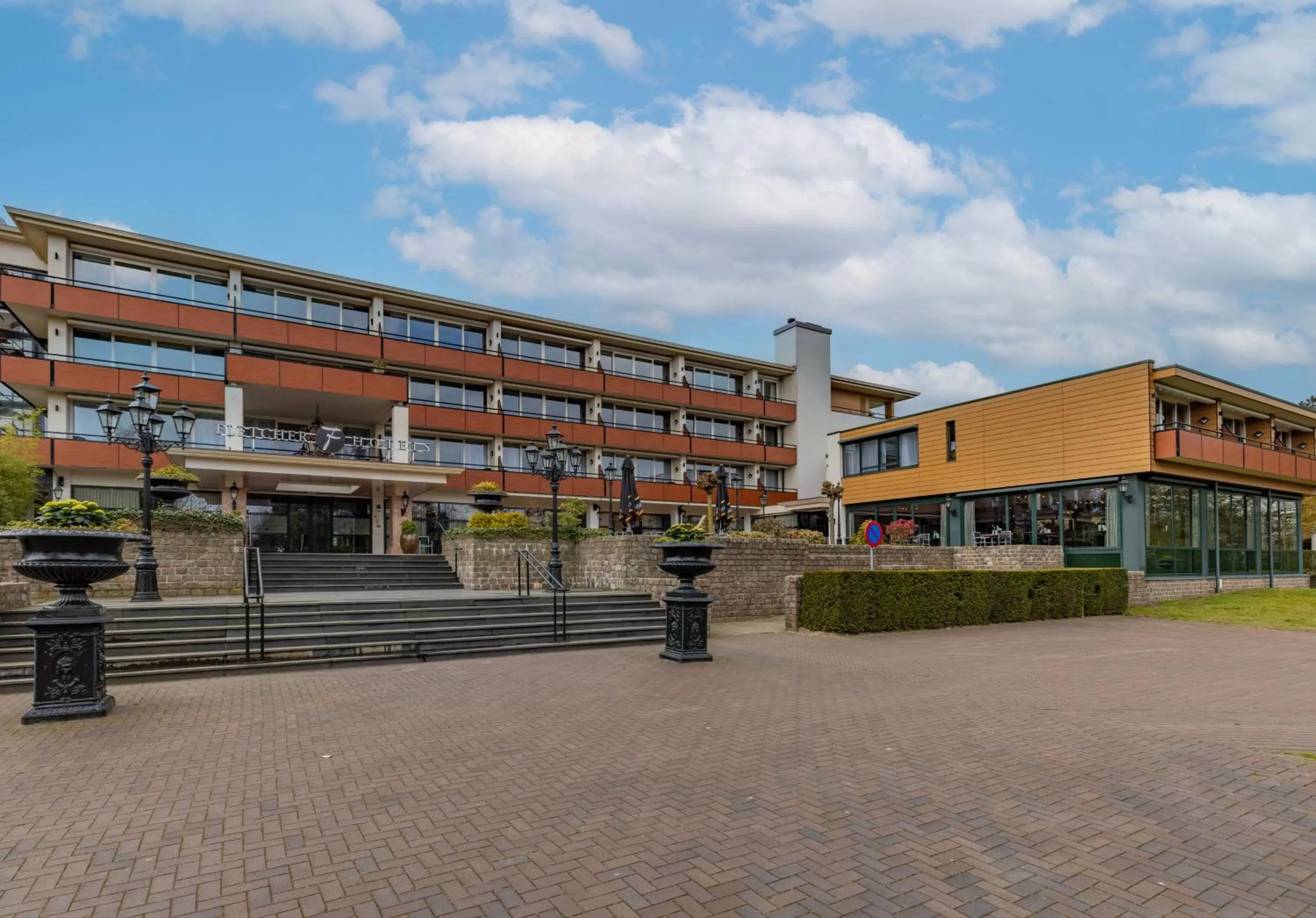 Property building in Fletcher Familiehotel De Hunzebergen