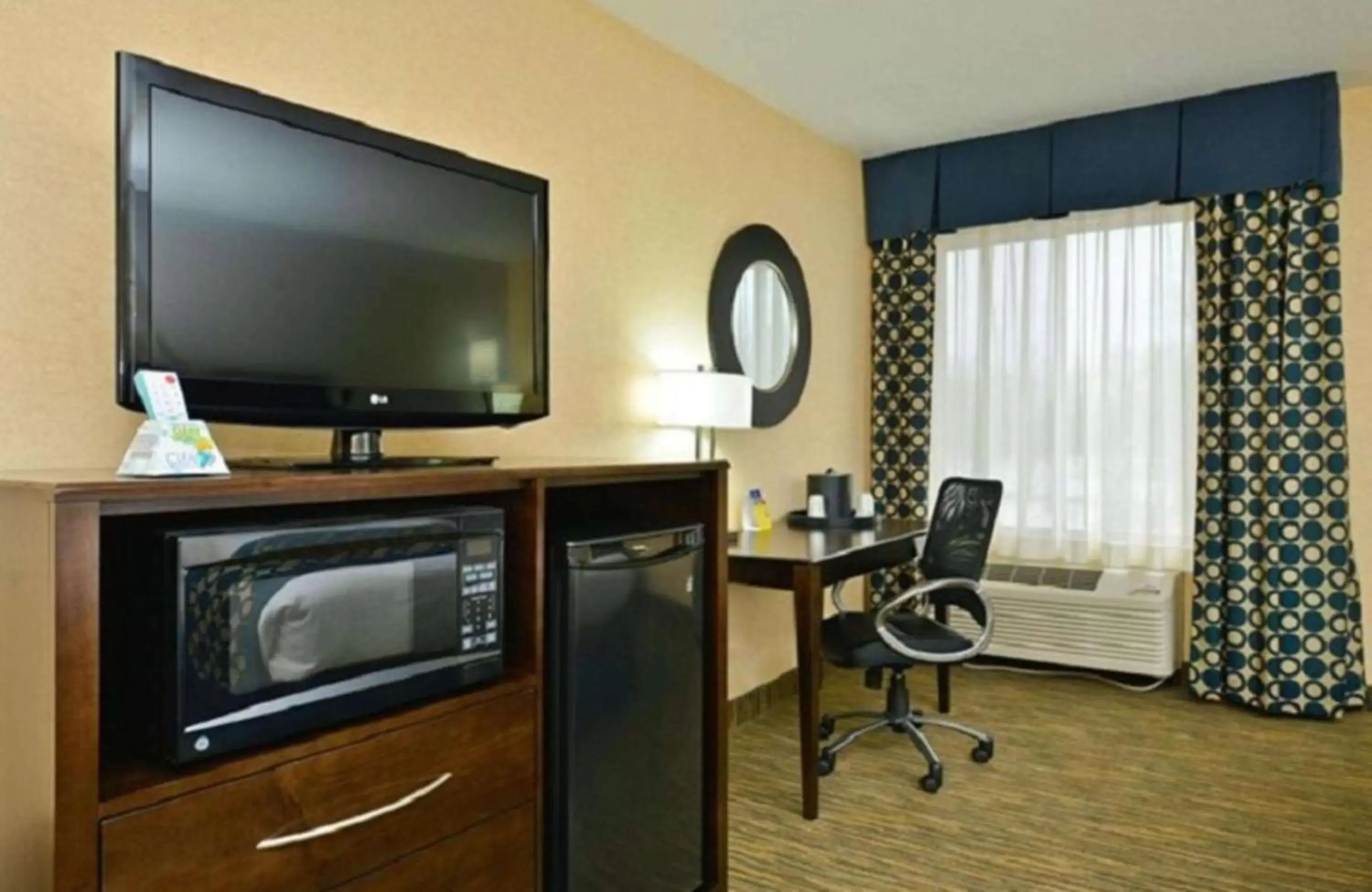 Bedroom, TV/Entertainment Center in Best Western Plus Coldwater Hotel