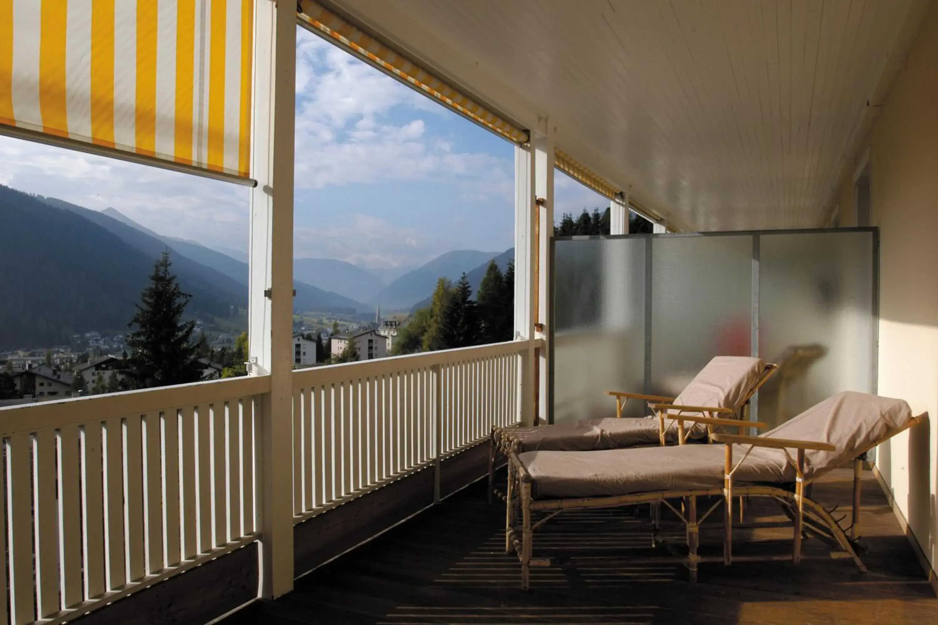 Balcony/Terrace, Mountain View in Davos Youth Hostel