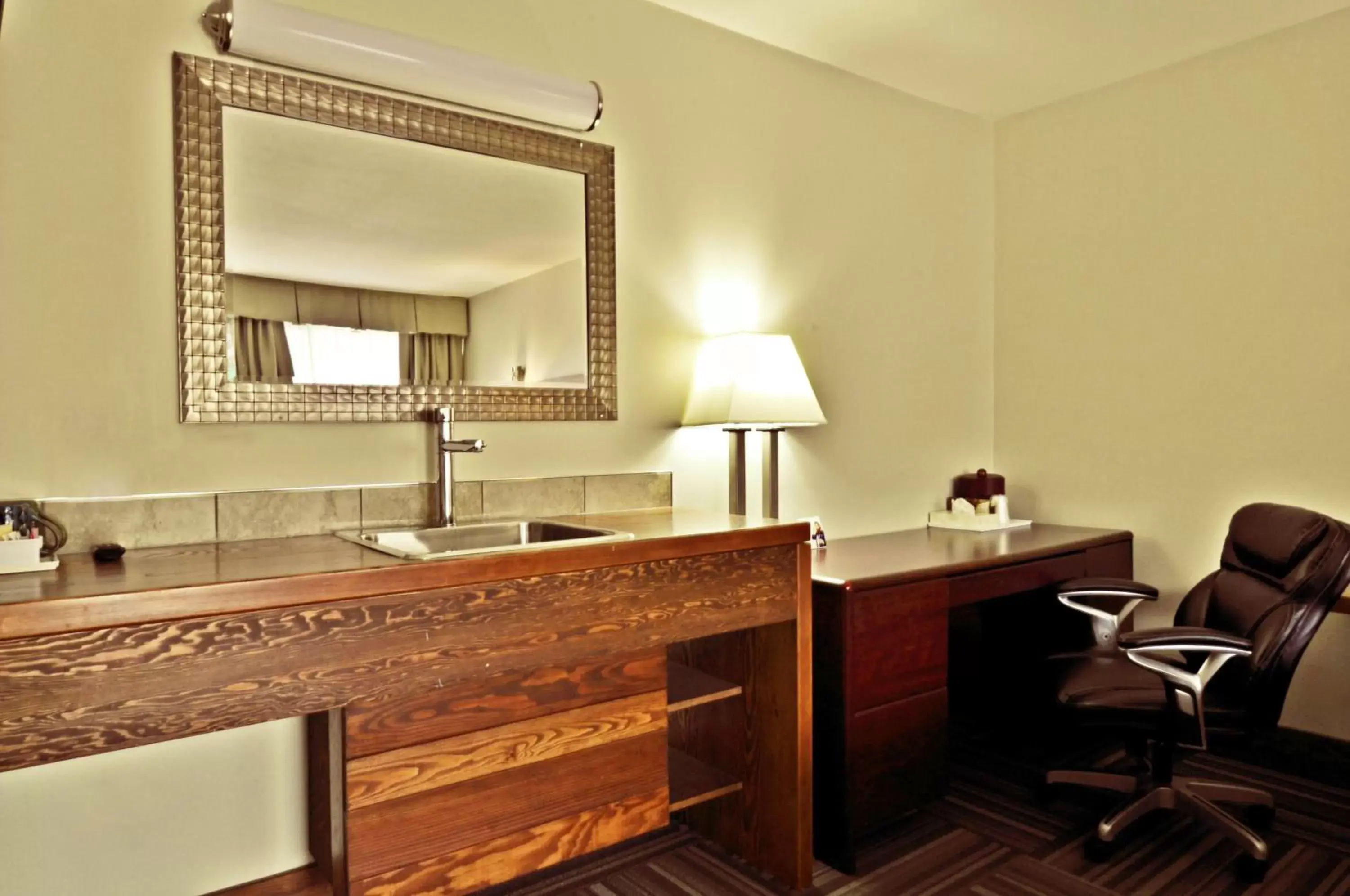 TV and multimedia, Bathroom in Travelodge by Wyndham Golden Sportsman Lodge