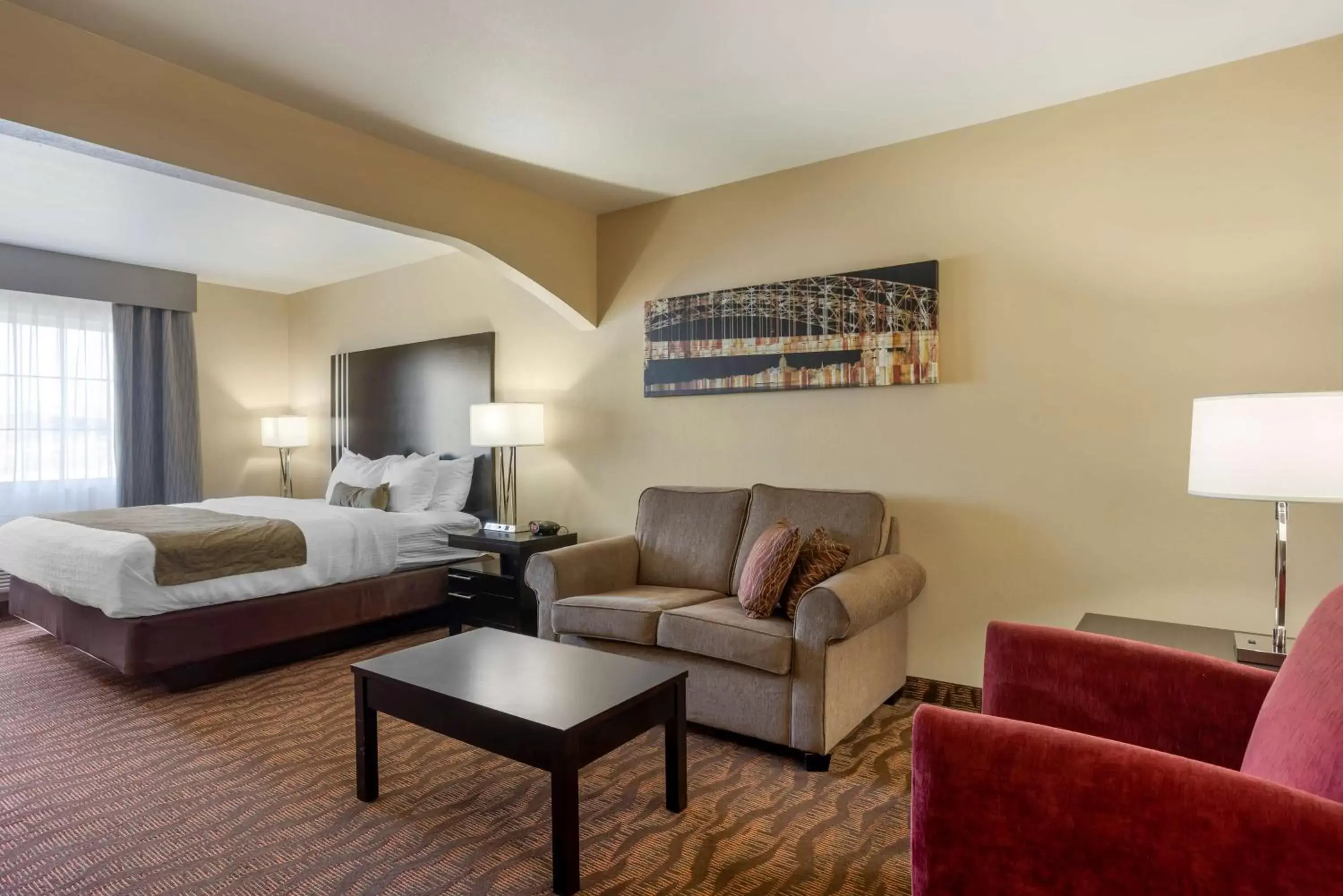 Bedroom, Seating Area in Best Western Plus Capital Inn