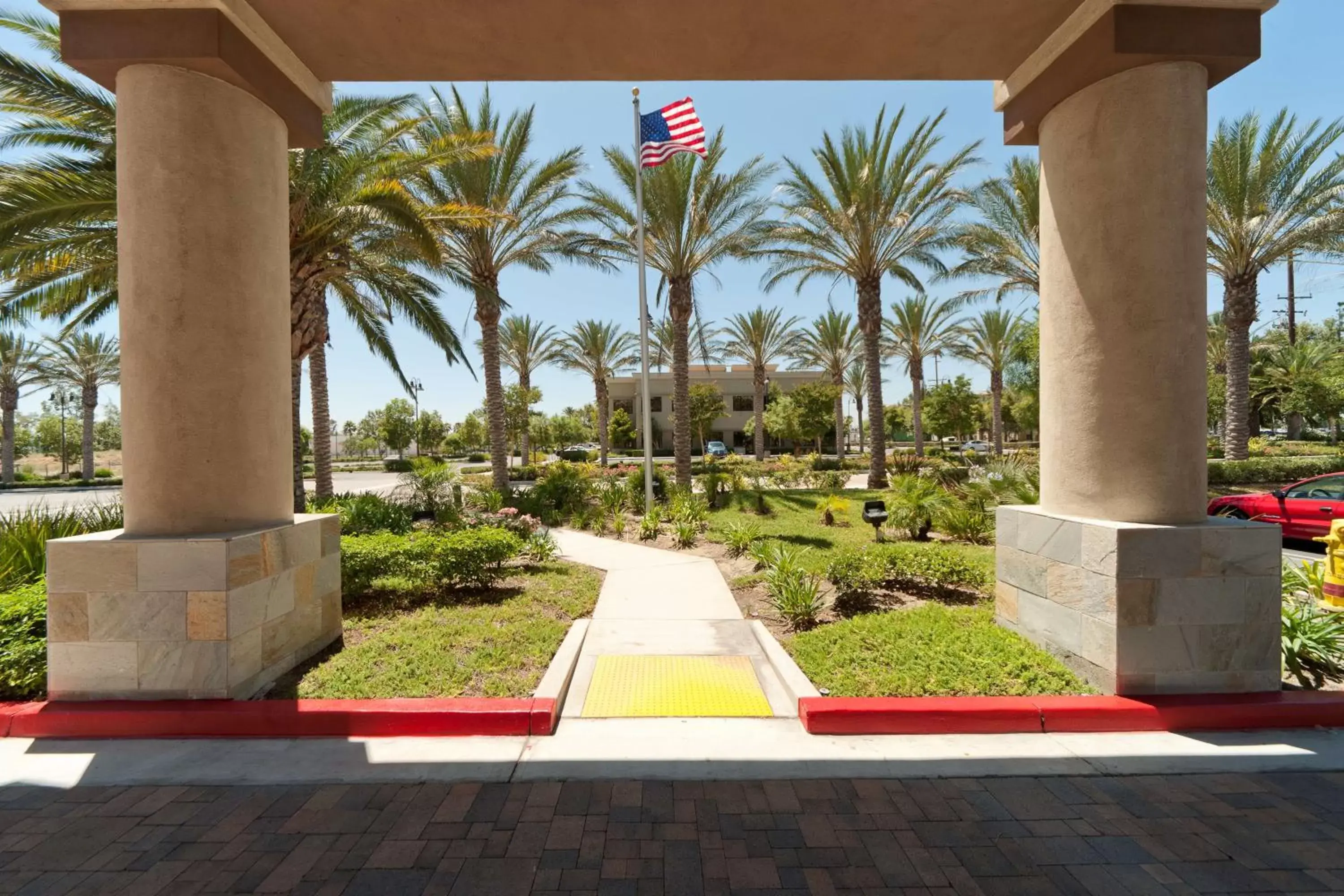 Property building, Swimming Pool in Country Inn & Suites by Radisson, Ontario at Ontario Mills, CA