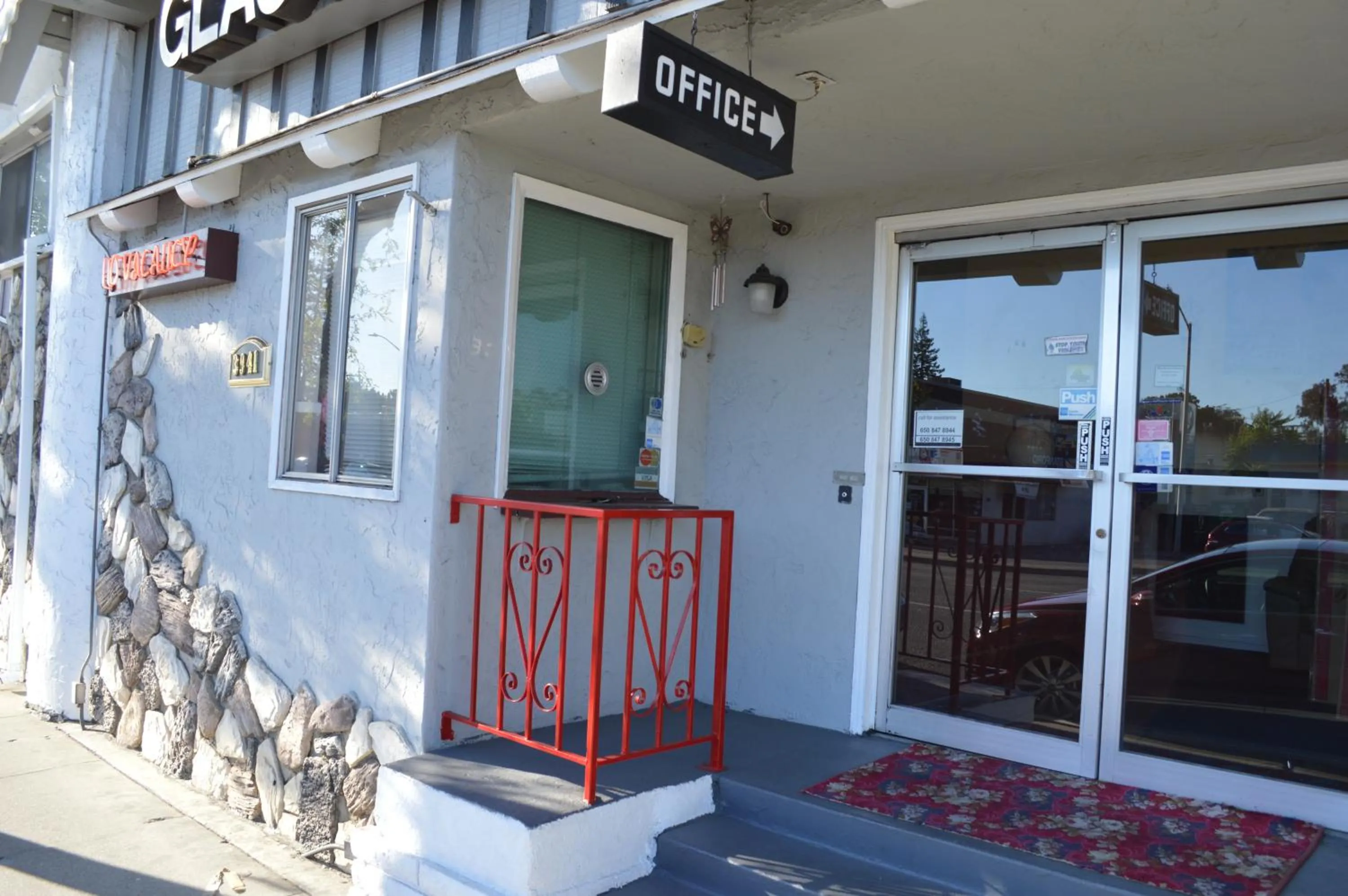 Facade/entrance in Glass Slipper Inn - Stanford Palo Alto