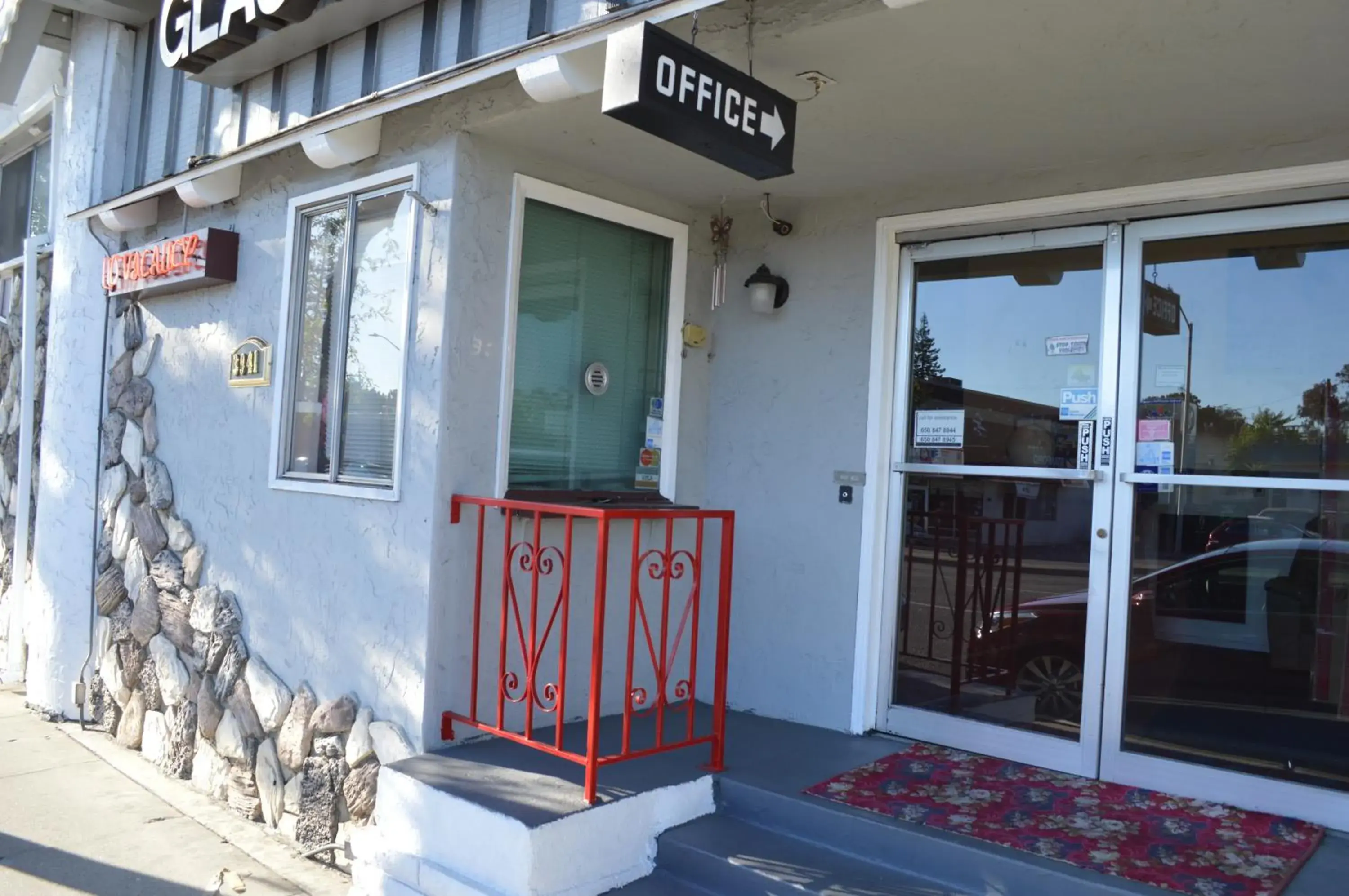 Facade/entrance in Glass Slipper Inn - Stanford Palo Alto Facade/entrance in Glass Slipper Inn - Stanford Palo Alto