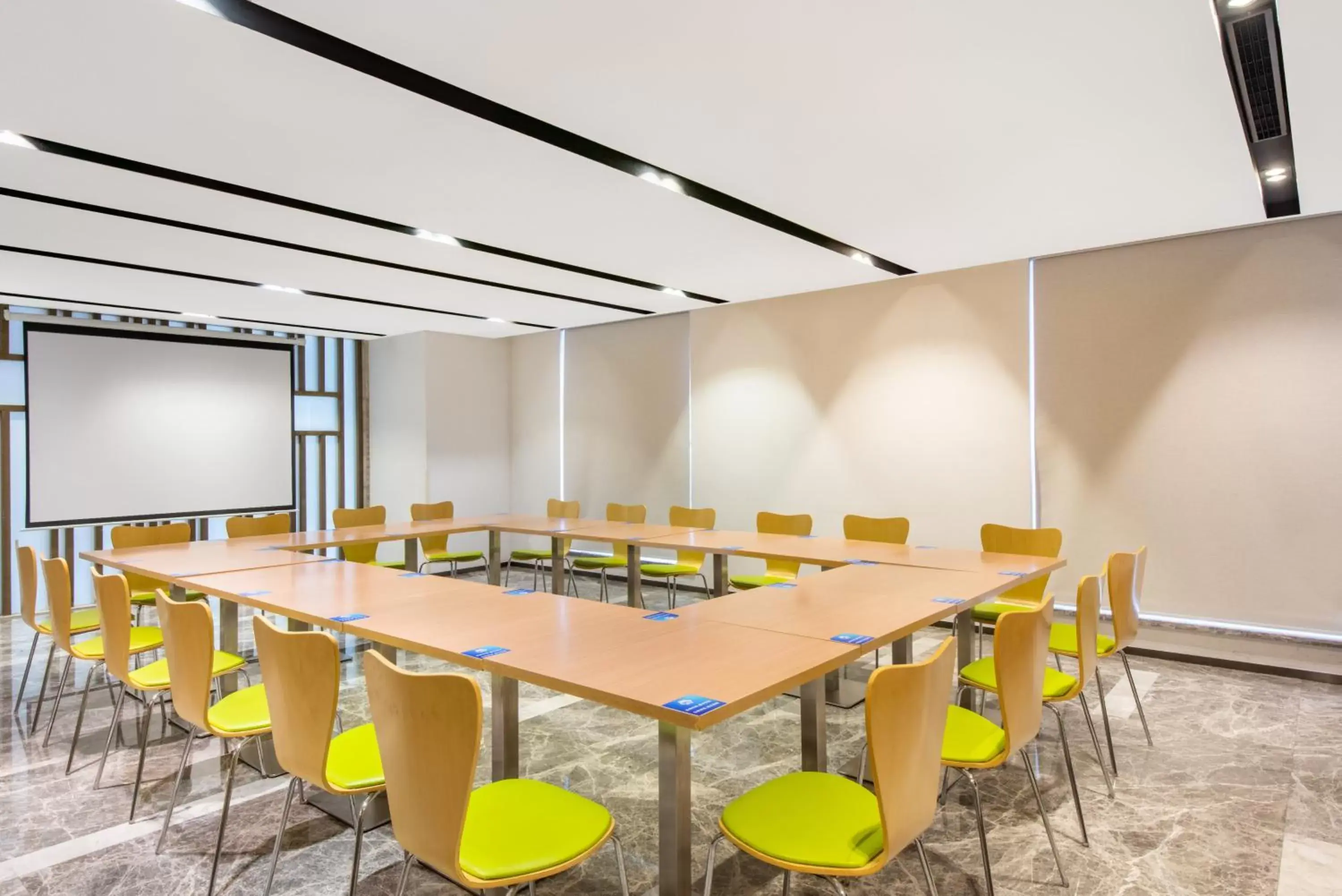 Meeting/conference room in Holiday Inn Express Hangzhou Huanglong, an IHG Hotel