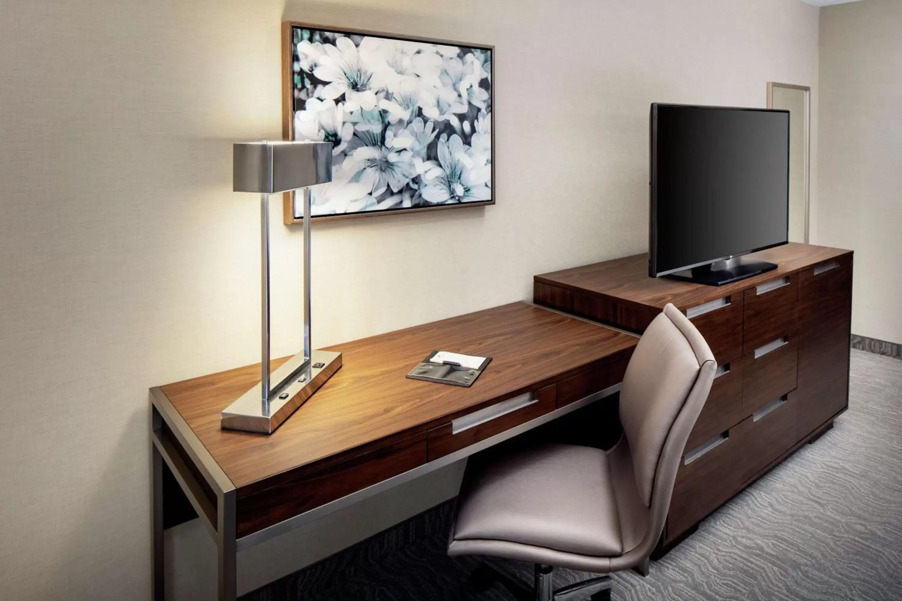 Bedroom, TV/Entertainment Center in DoubleTree by Hilton Nashua