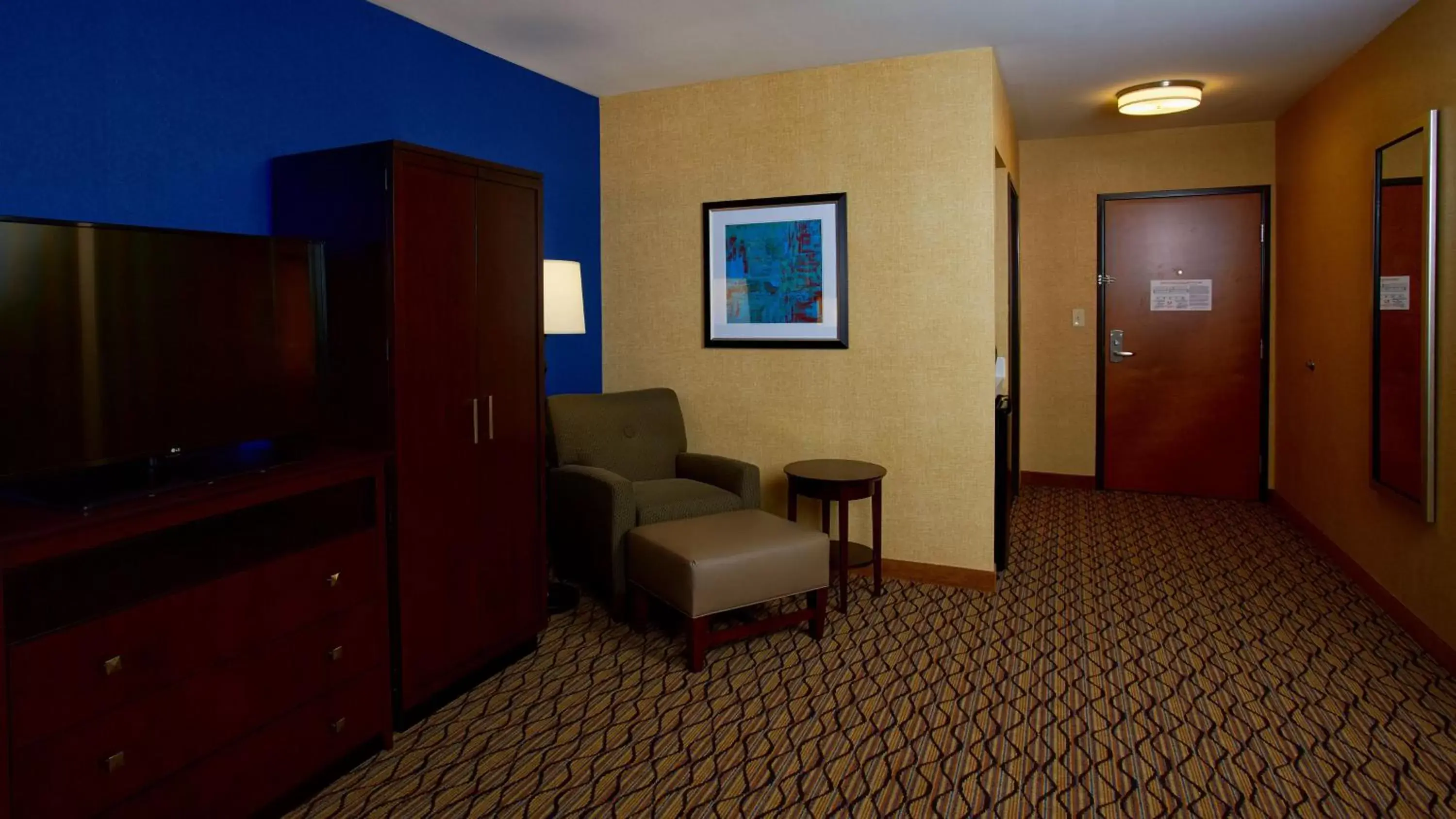 Photo of the whole room, Seating Area in Holiday Inn Express Bordentown - Trenton South, an IHG Hotel