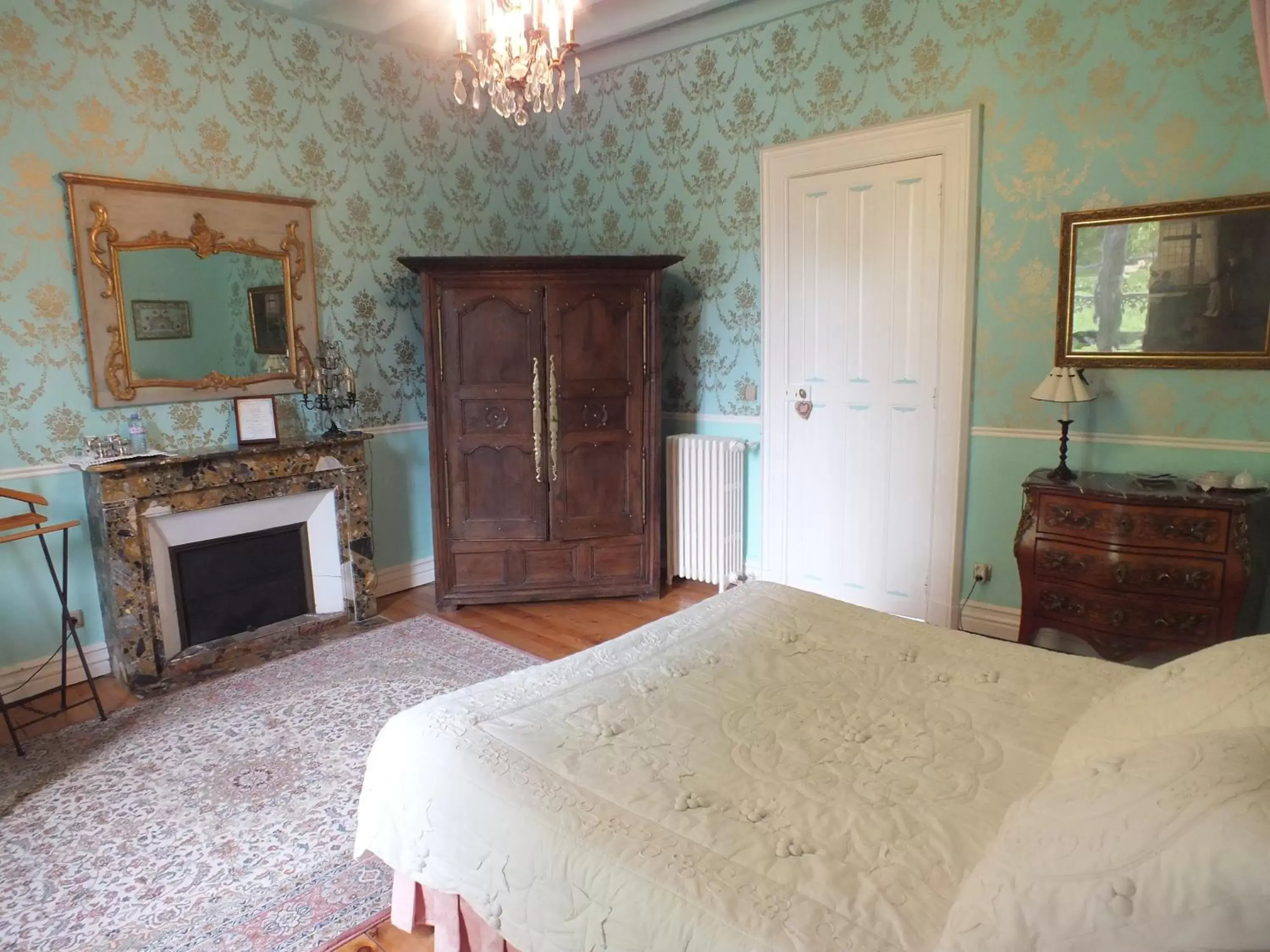 Photo of the whole room, Bed in Château de Nazé