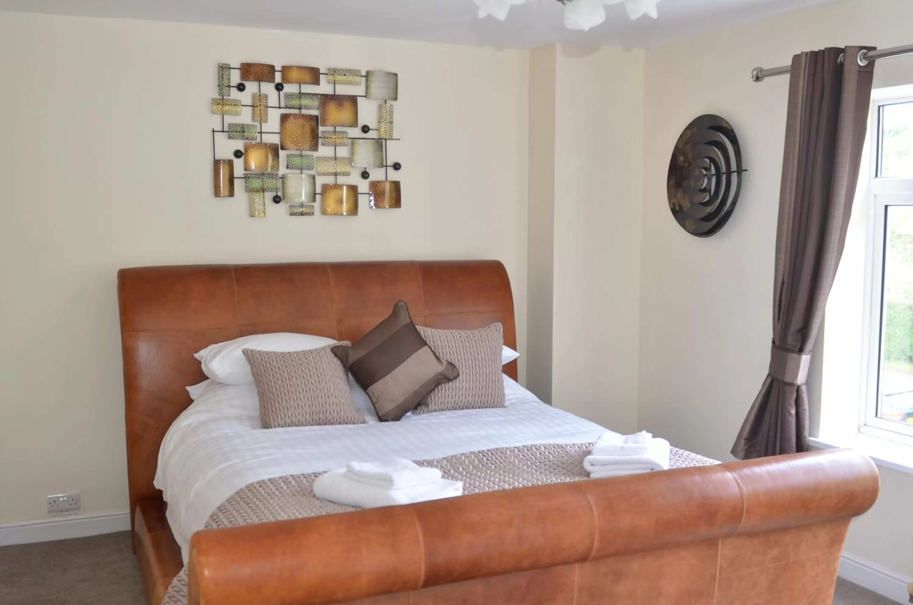 Bedroom, Bed in The George Carvery & Hotel