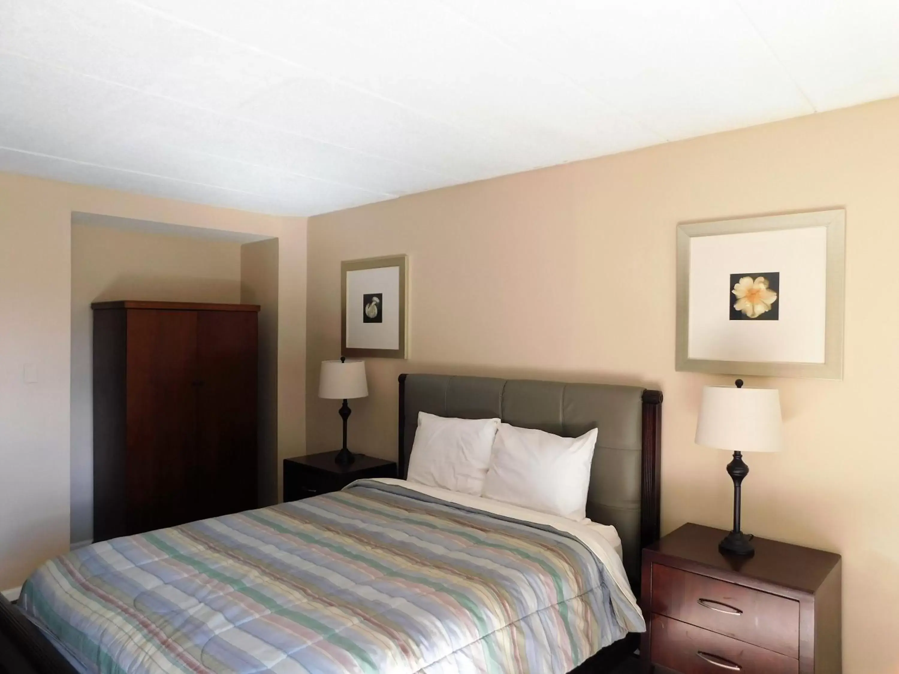 Bed in APM Inn and Suites