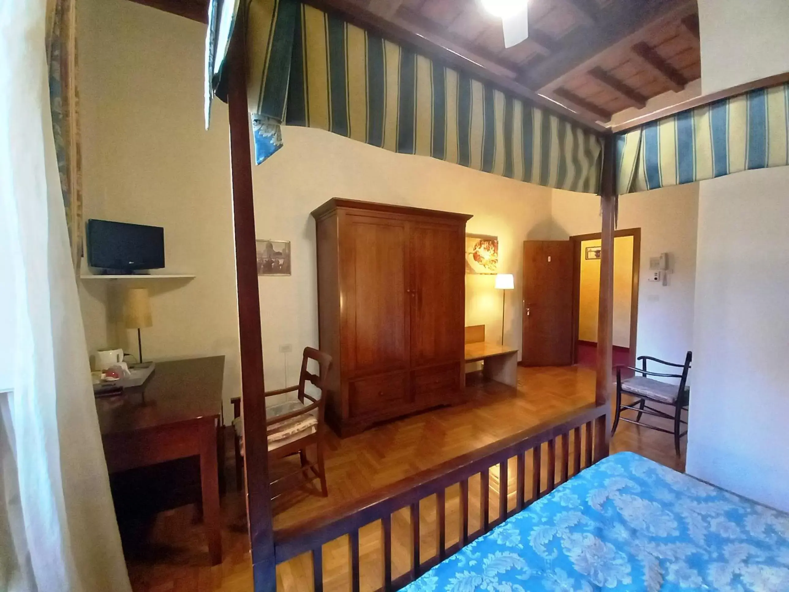 Bed, TV/Entertainment Center in Hotel Tourist House
