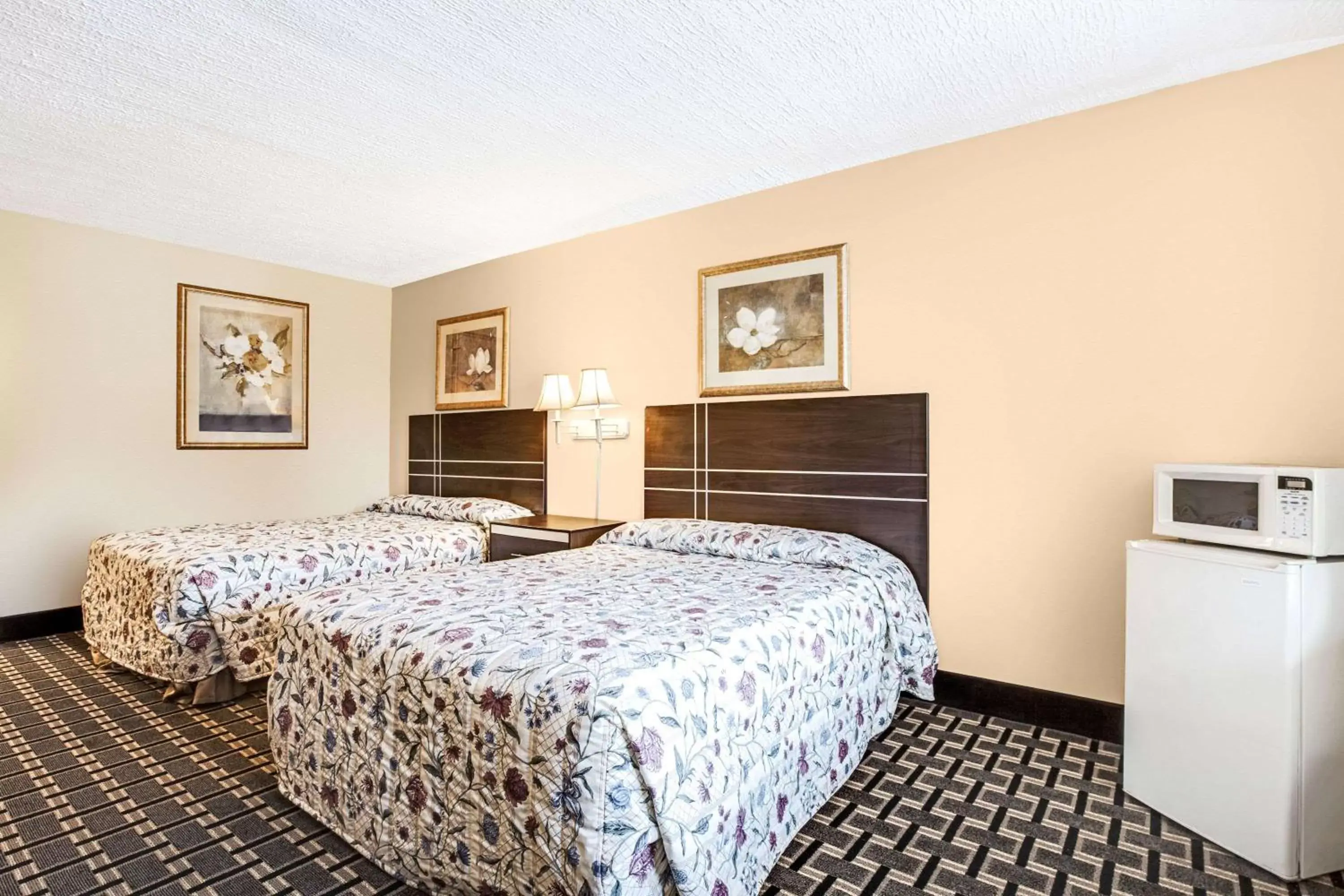 Photo of the whole room, Bed in Knights Inn Mount Laurel