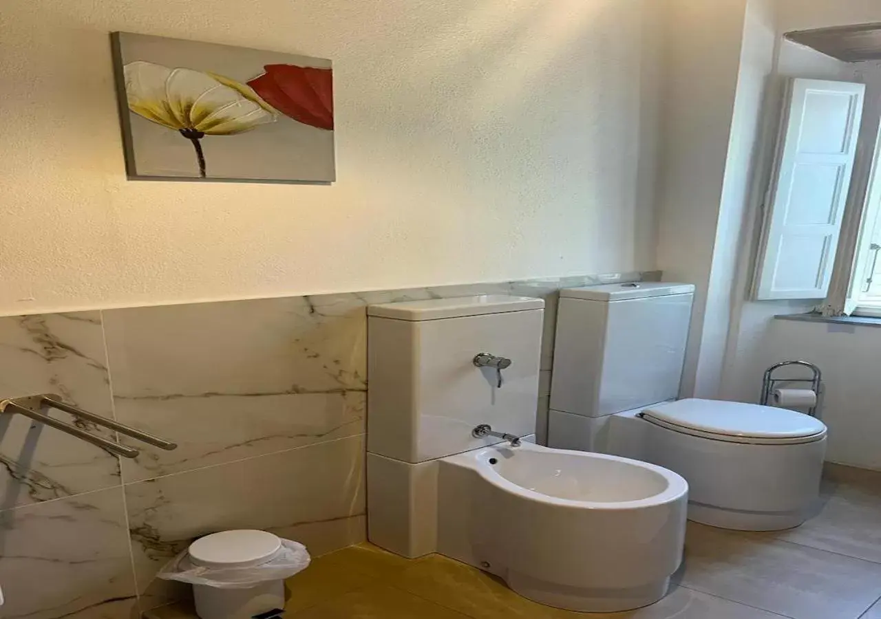 Toilet, Bathroom in B&B Giardino delle Camelie