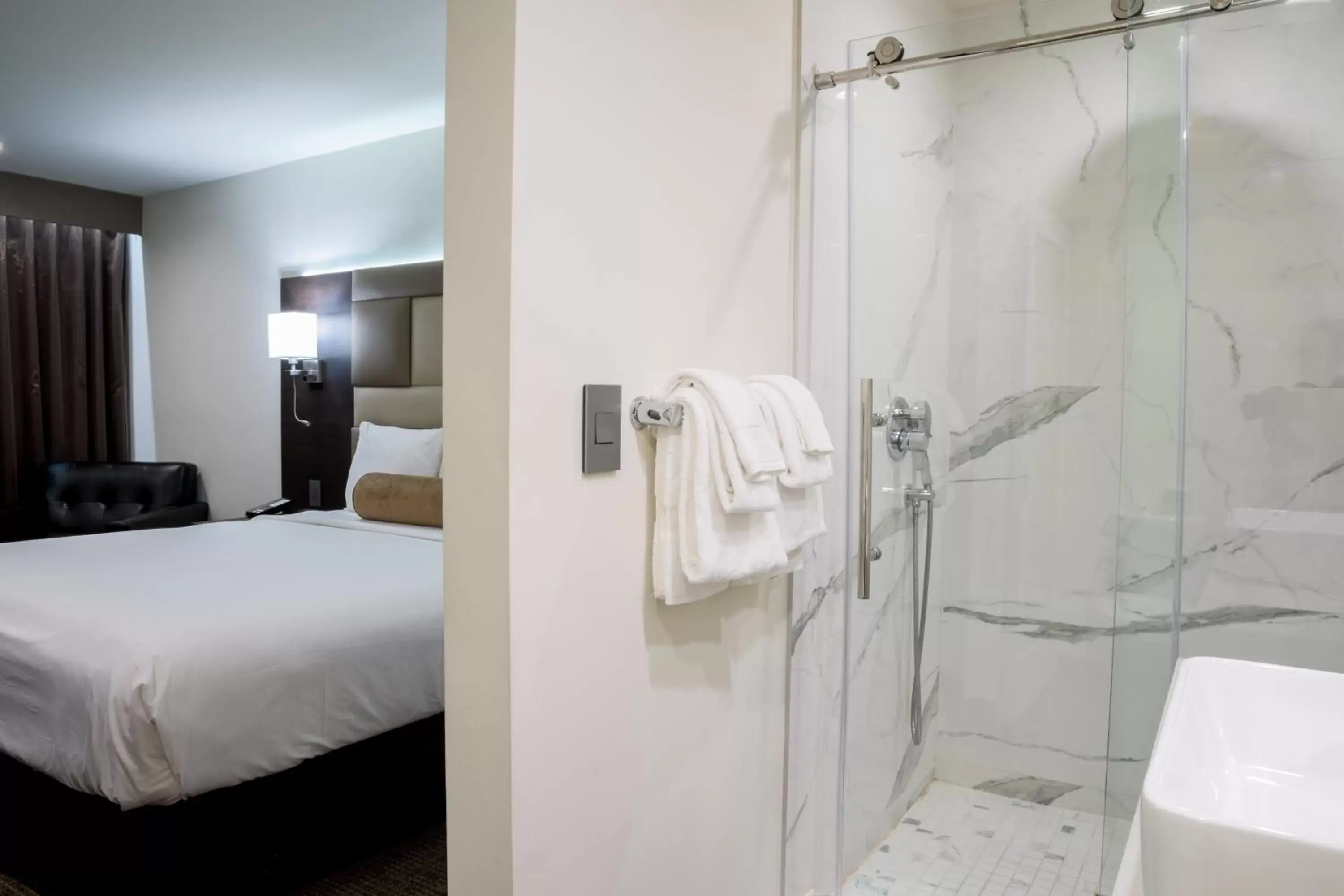 Bed, Bathroom in Hotel Xilo Glendale