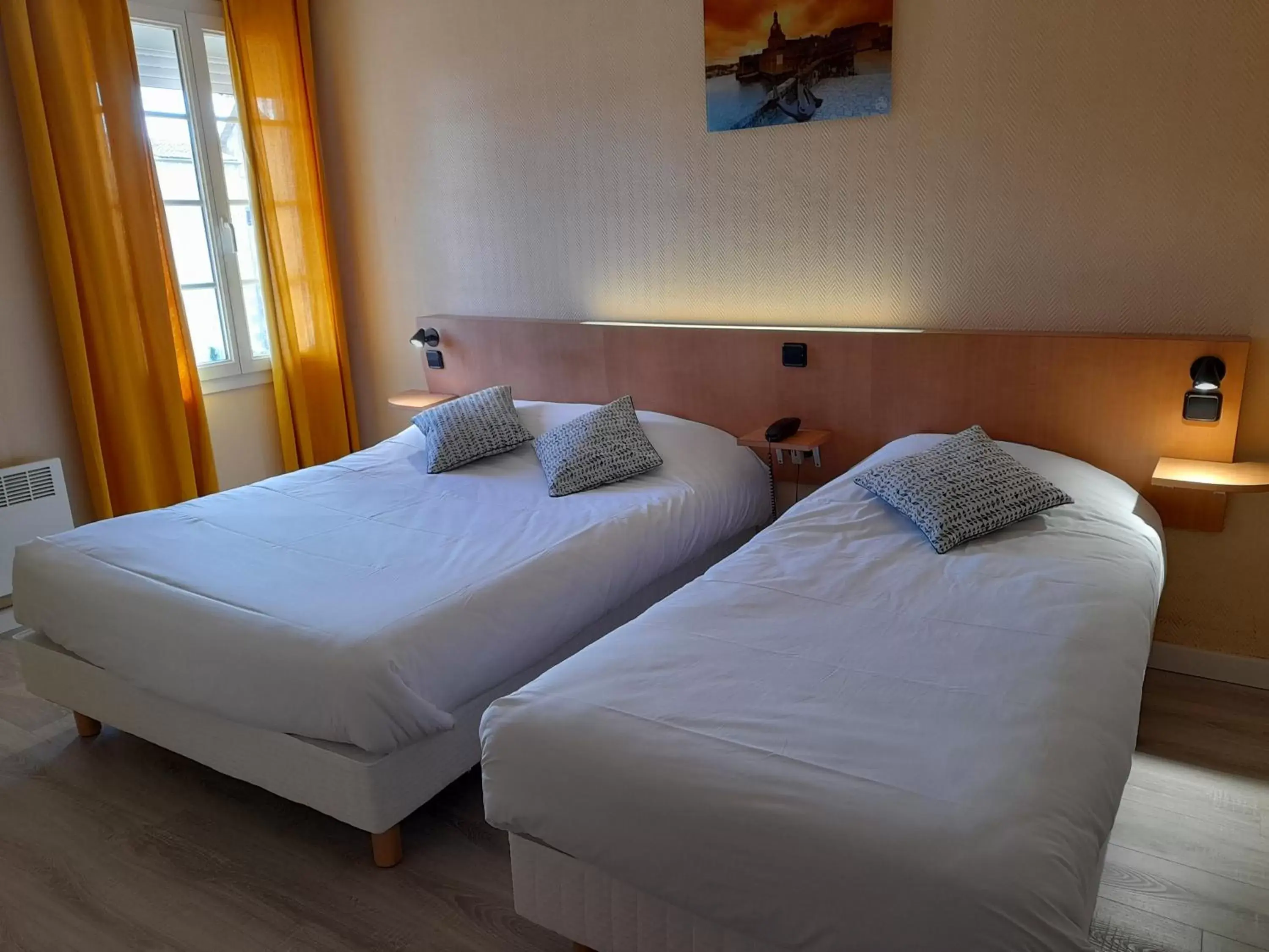 Bed in Contact Hotel de France