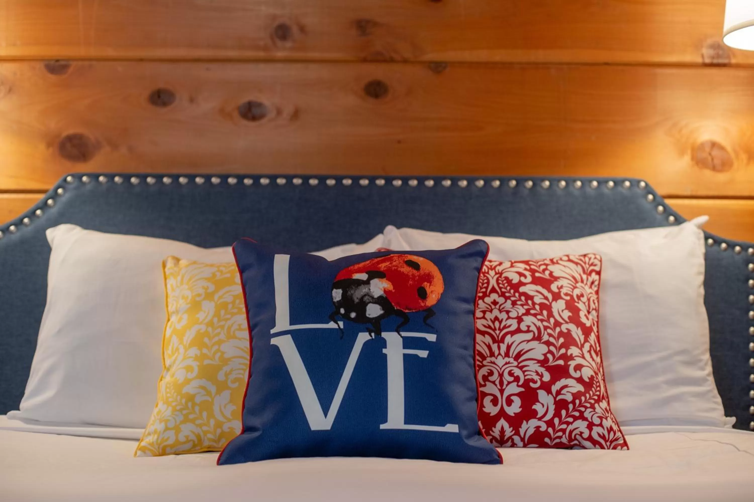 Bed in Elliott House Boutique Inn