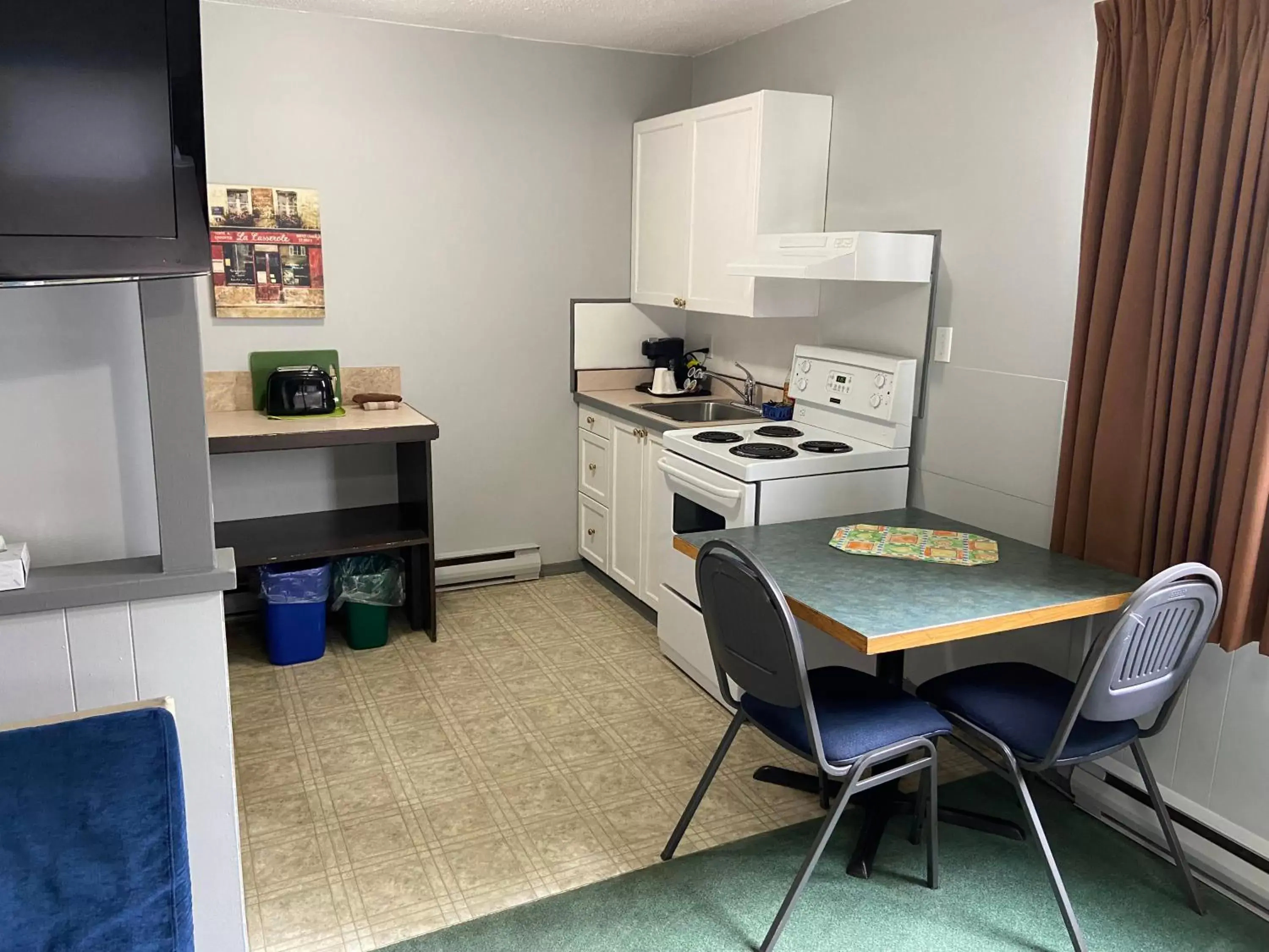 Kitchen or kitchenette, Kitchen/Kitchenette in Monashee Lodge