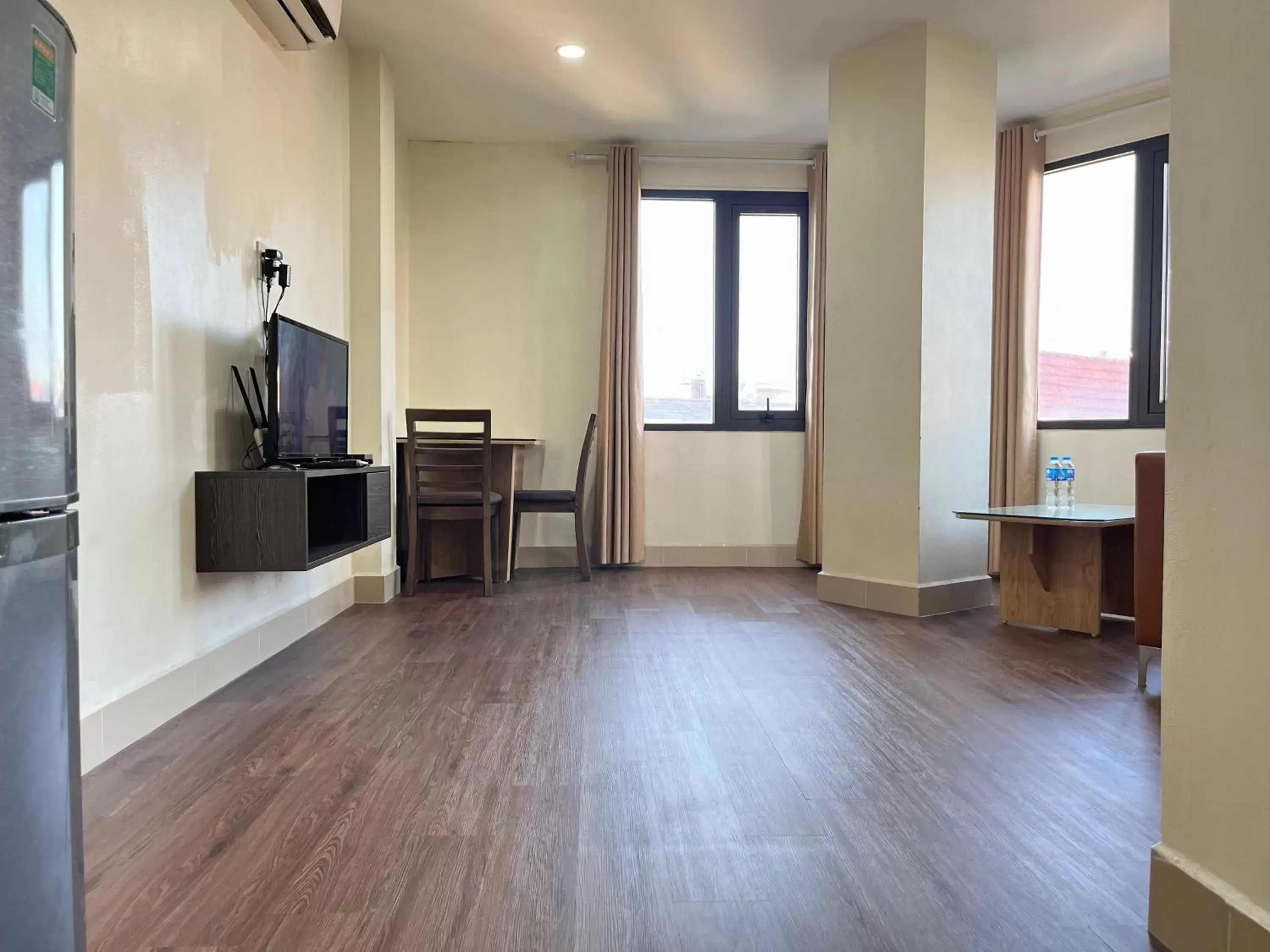 Living room, TV/Entertainment Center in Granda Trung Hoa Apartment