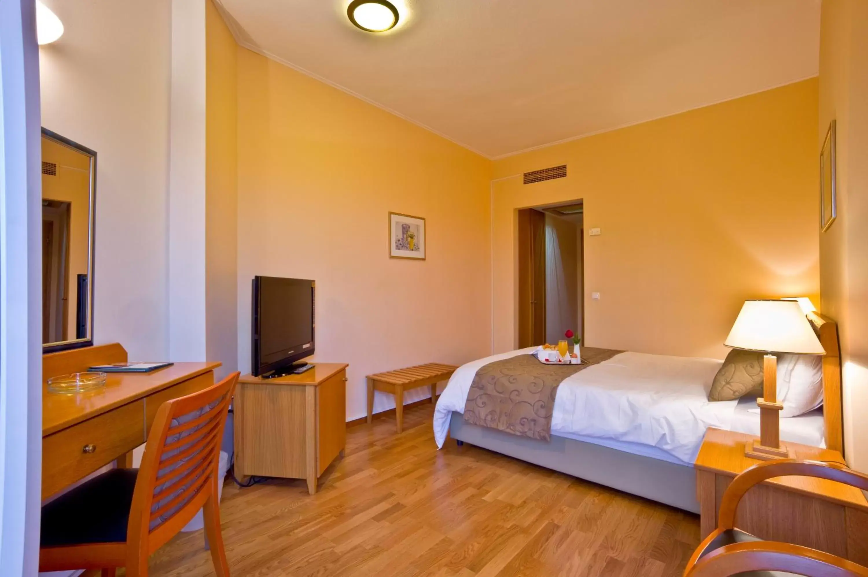 Photo of the whole room, TV/Entertainment Center in Hotel Αchillion Grevena