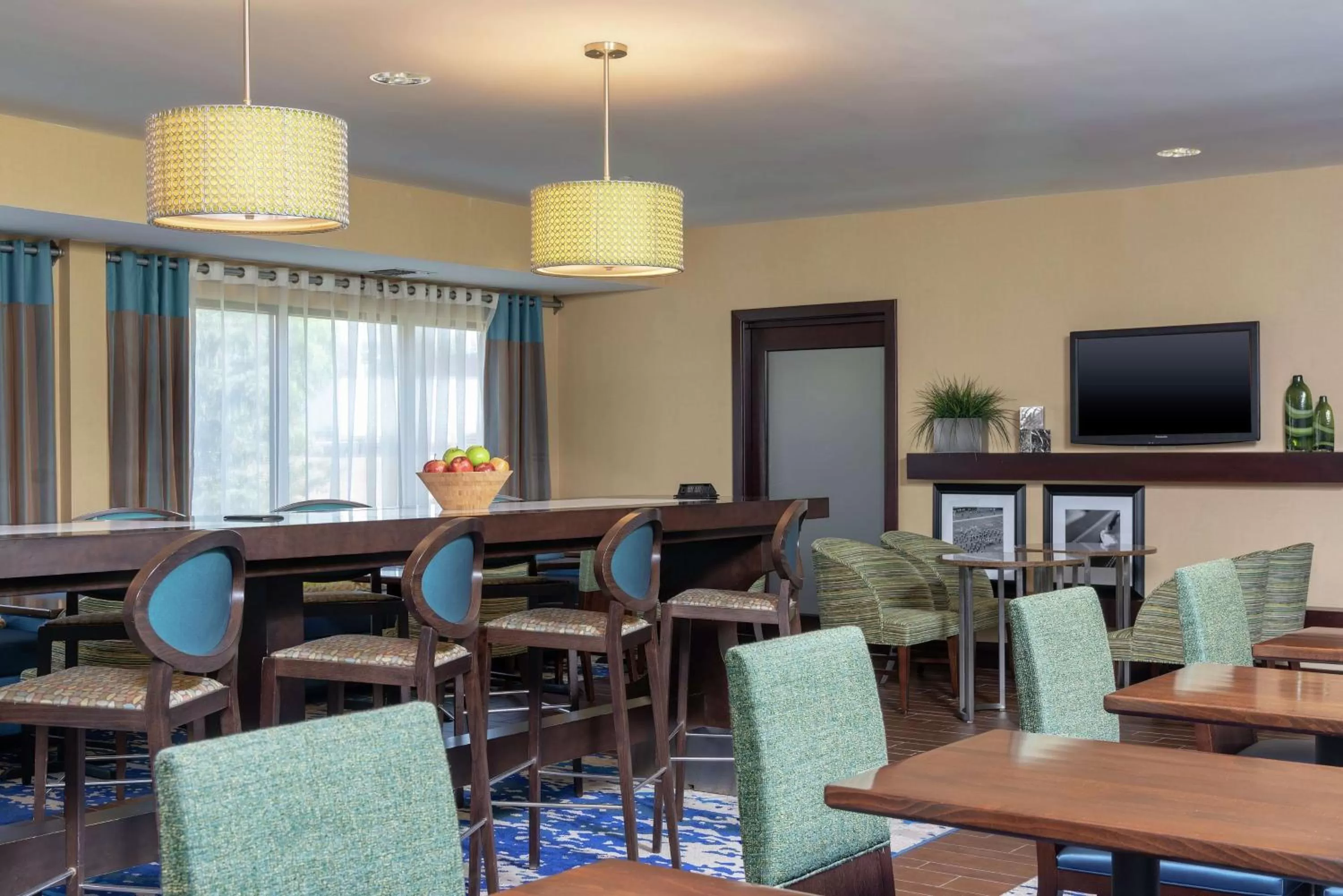 Dining area in Hampton Inn East Lansing